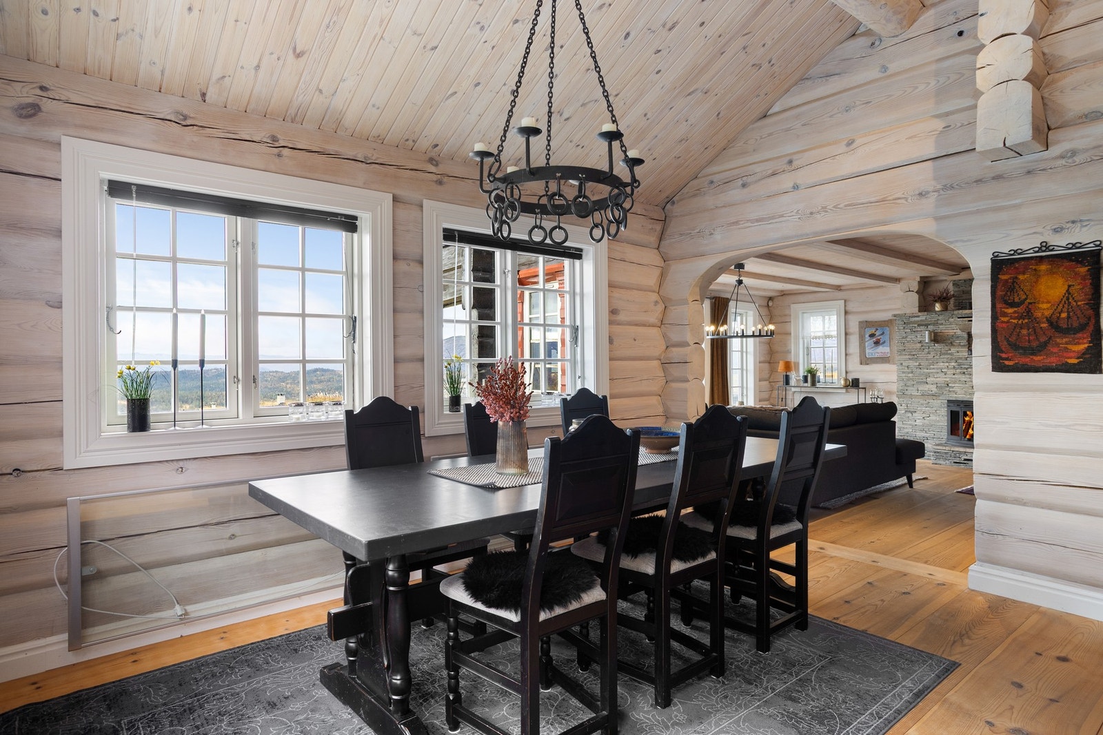 Full takhøyde og gode vindusflater Galleribilde