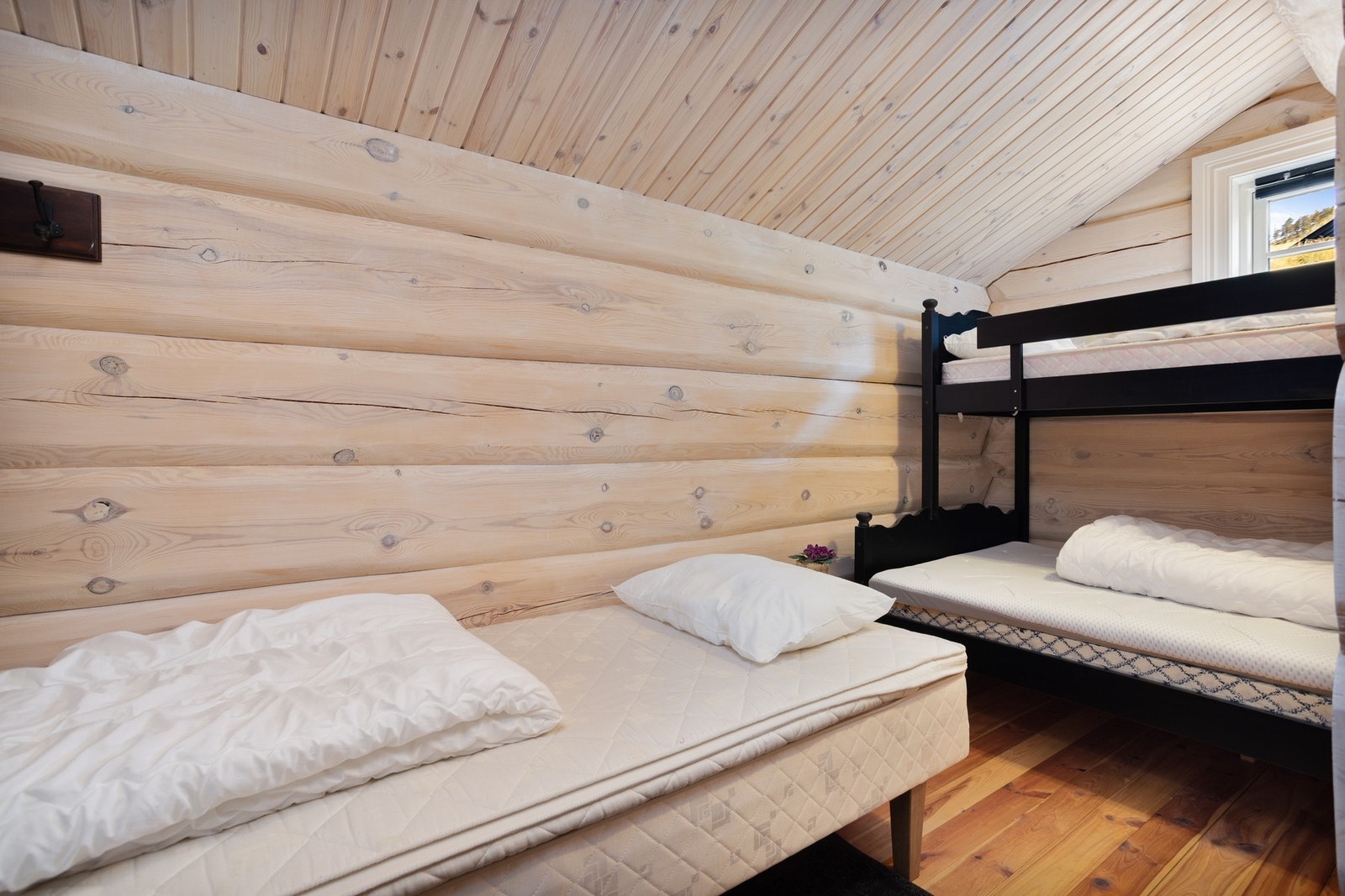 Soverom IV i 2.etasje. Rommet er innredet med enkeltseng og familiekøye Galleribilde