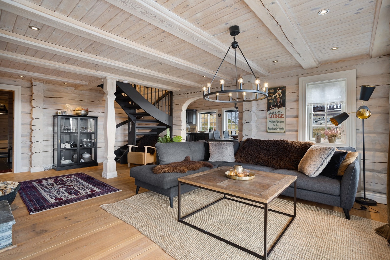 En god planløsning med naturlige soner for innredning av sofa- og spisegruppe Galleribilde