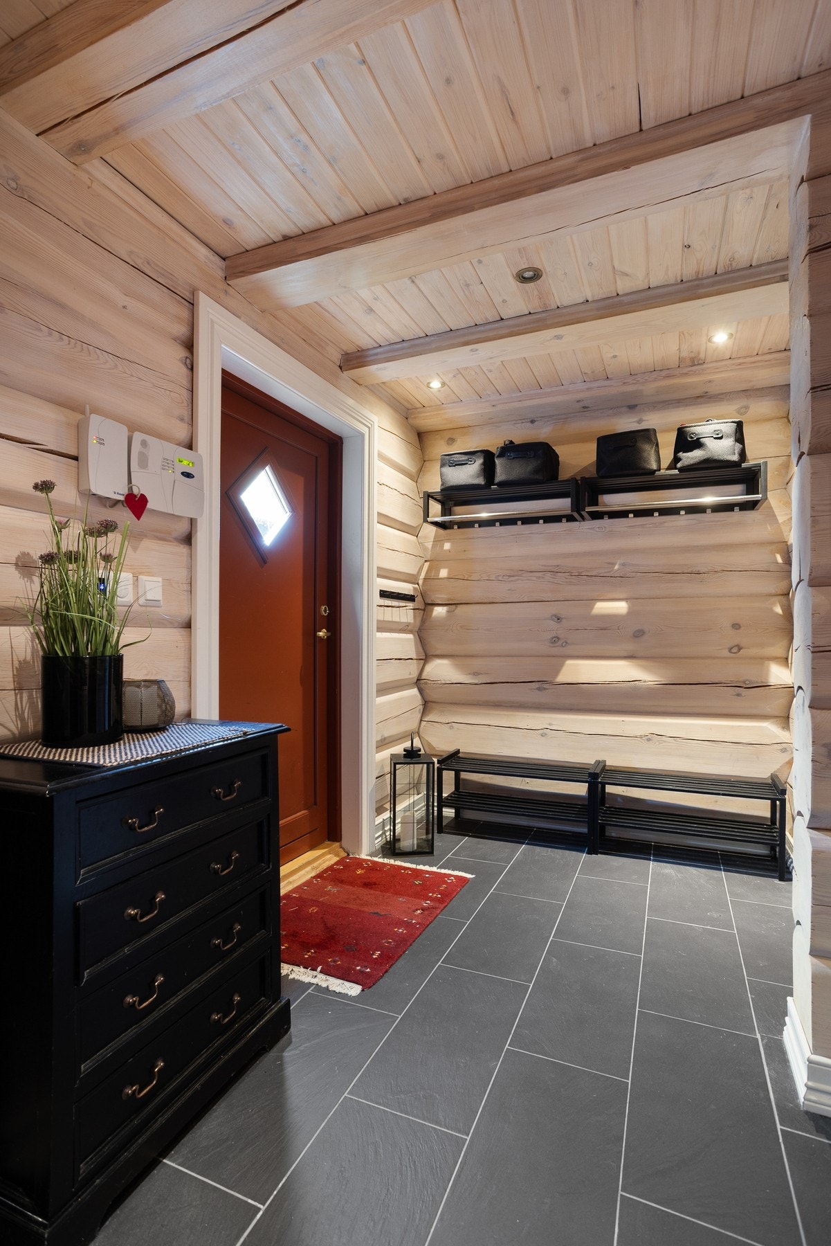 Romslig og innbydende entré. Flislagt gulv med varmekabler gir en lun velkomst Galleribilde