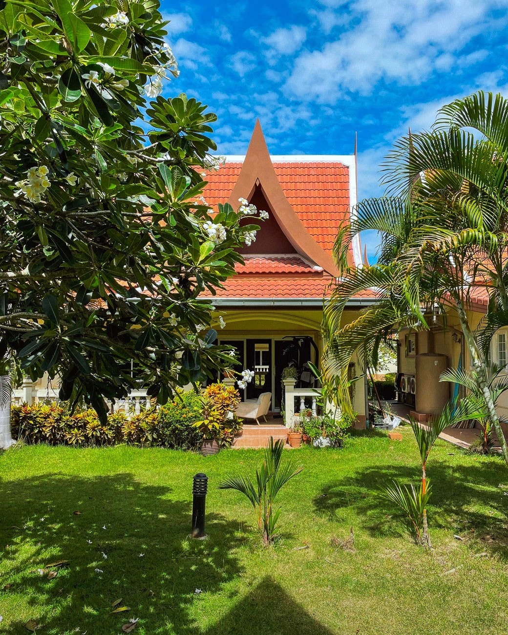 Villa H52 sett fra hagen. Stor terrasse i hele fronten av Villa med nedgang til hagen. Galleribilde