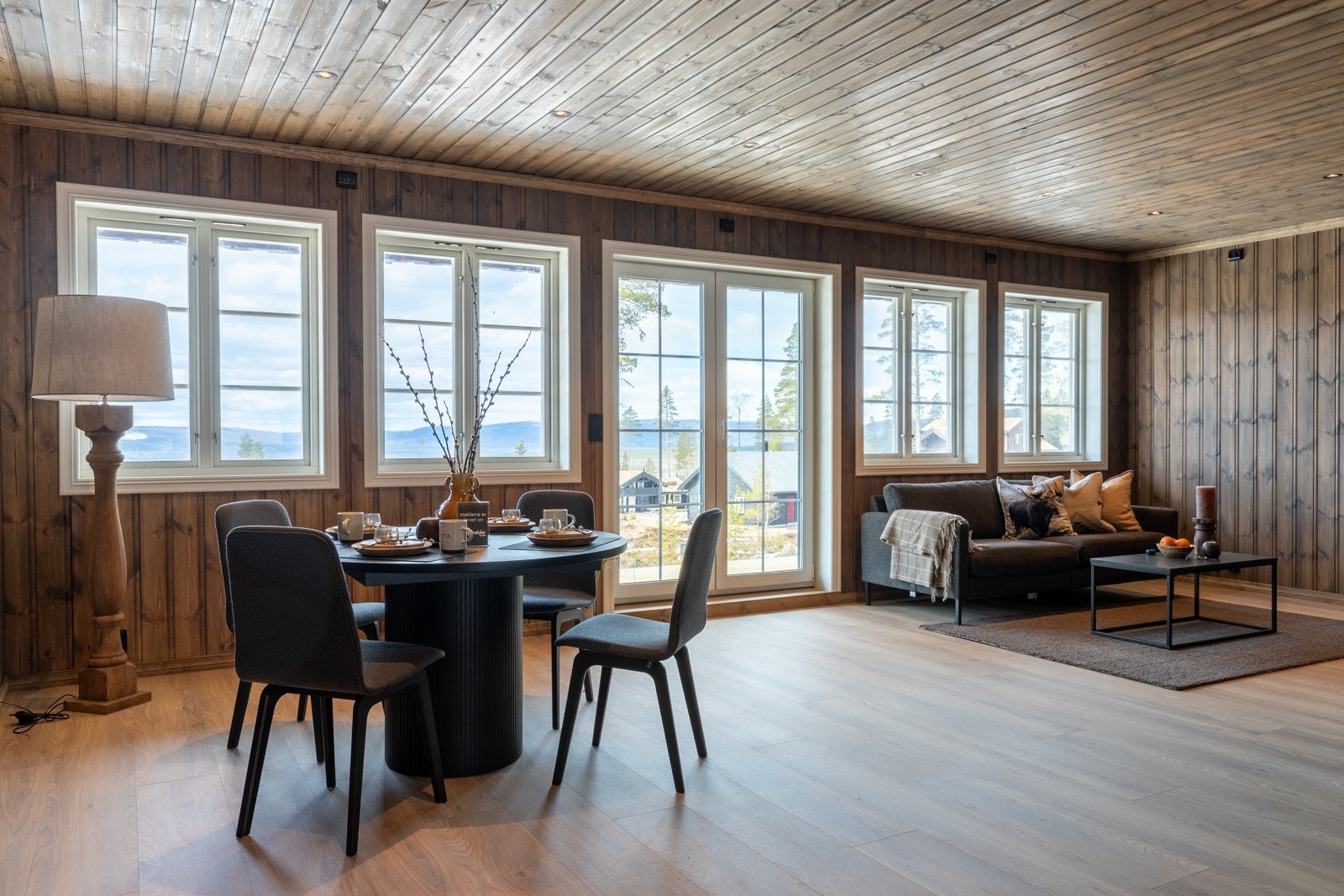 Romslig og behagelig stue/spisestue. Galleribilde