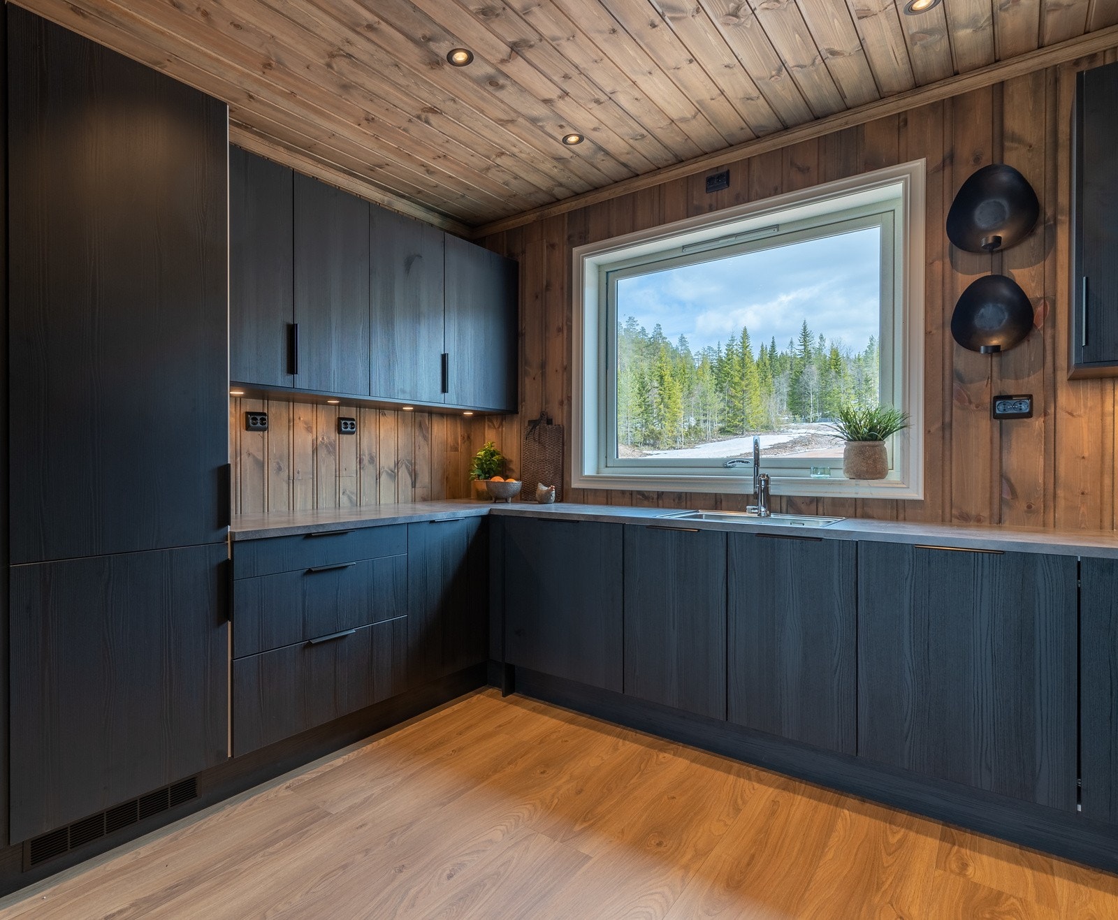 Elegant kjøkkeninnredning, utmerket til festmåltider! Galleribilde