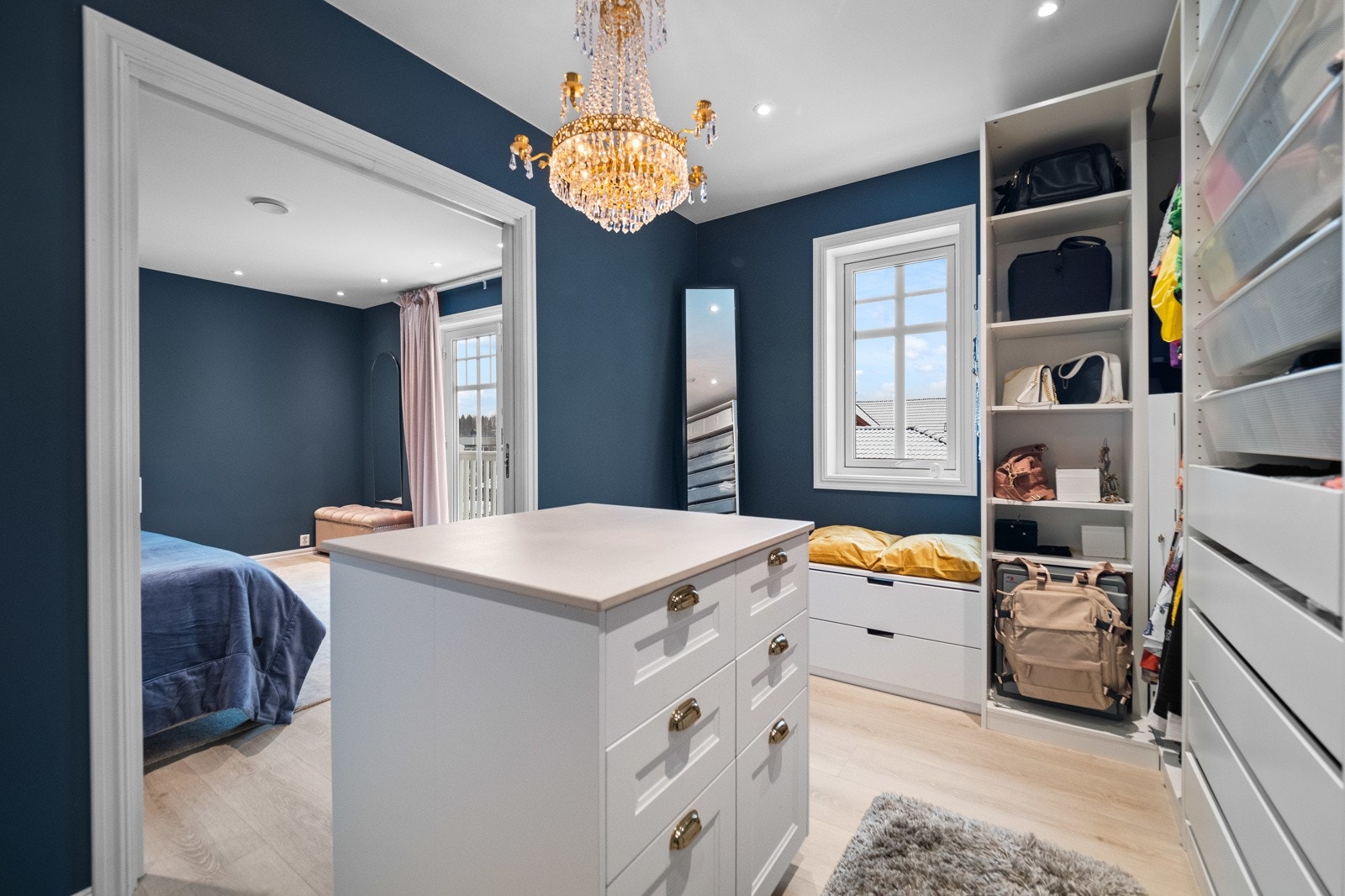 Omkledningsrommet er velinnredet med rikelig skapplass, smart øy og benk under vindu. Galleribilde