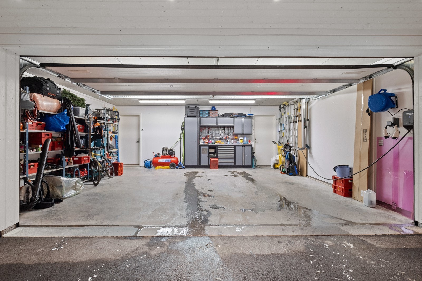 Garasjen har vannbåren gulvvarme, elektriske varmekabler under porten, samt inngang til bod og teknisk rom. Galleribilde