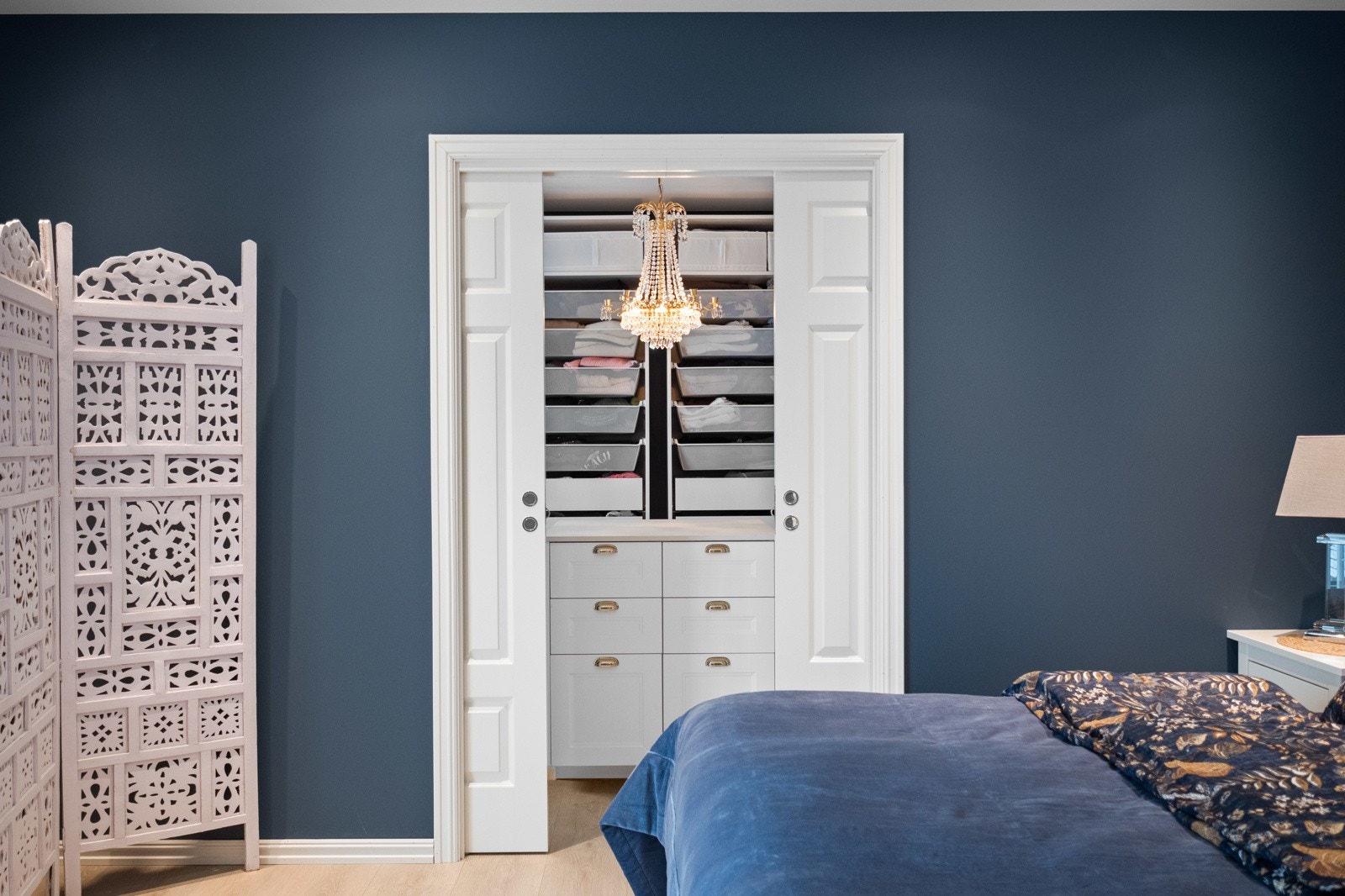 Omkledningsrommet og soverommet er holdt i samme stil og utstråler eksklusivitet. Galleribilde