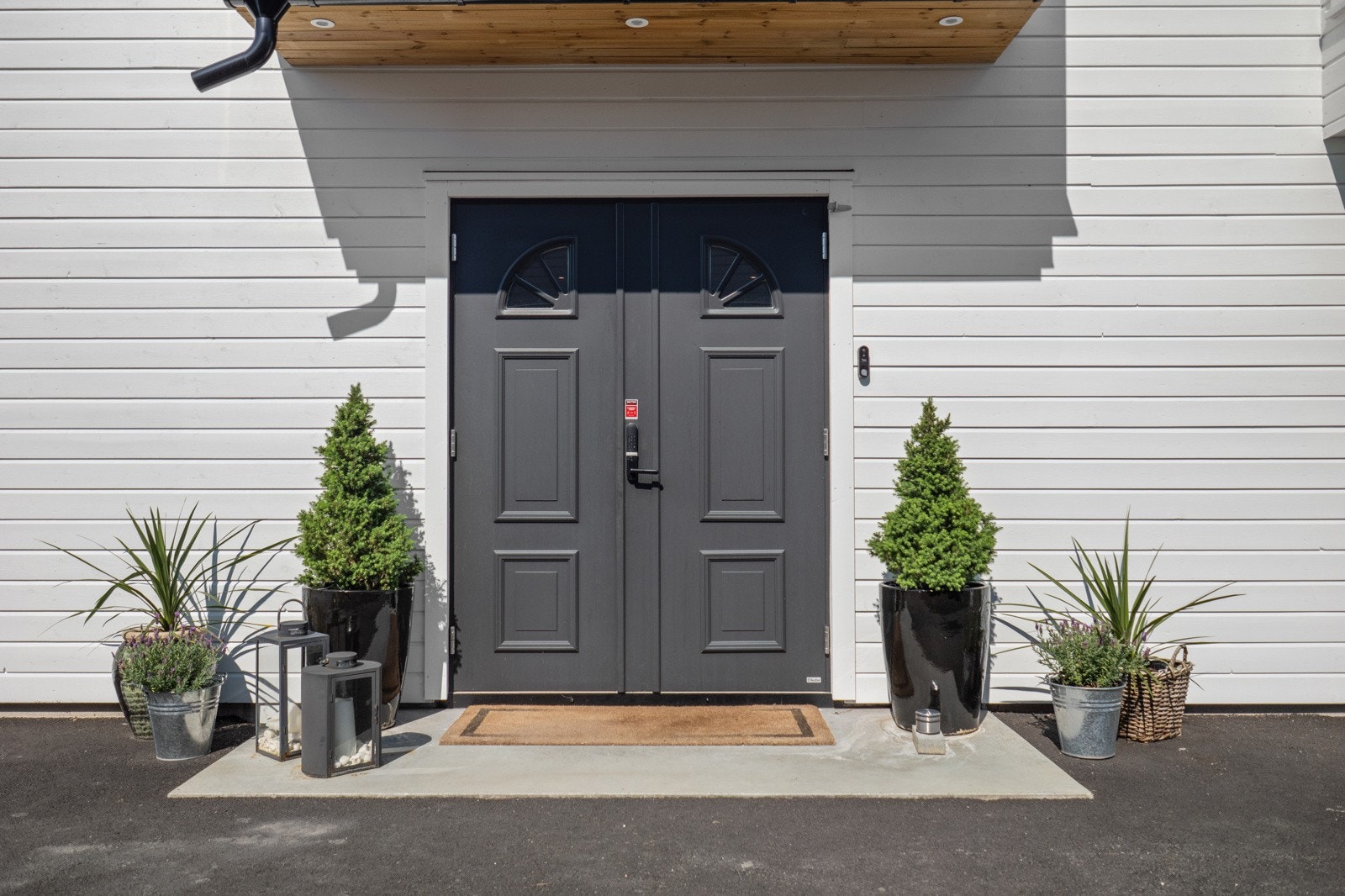 Velkommen inn! Boligen har adkomst via tofløyet dør med kodelås og en platting med varmekabler. Galleribilde