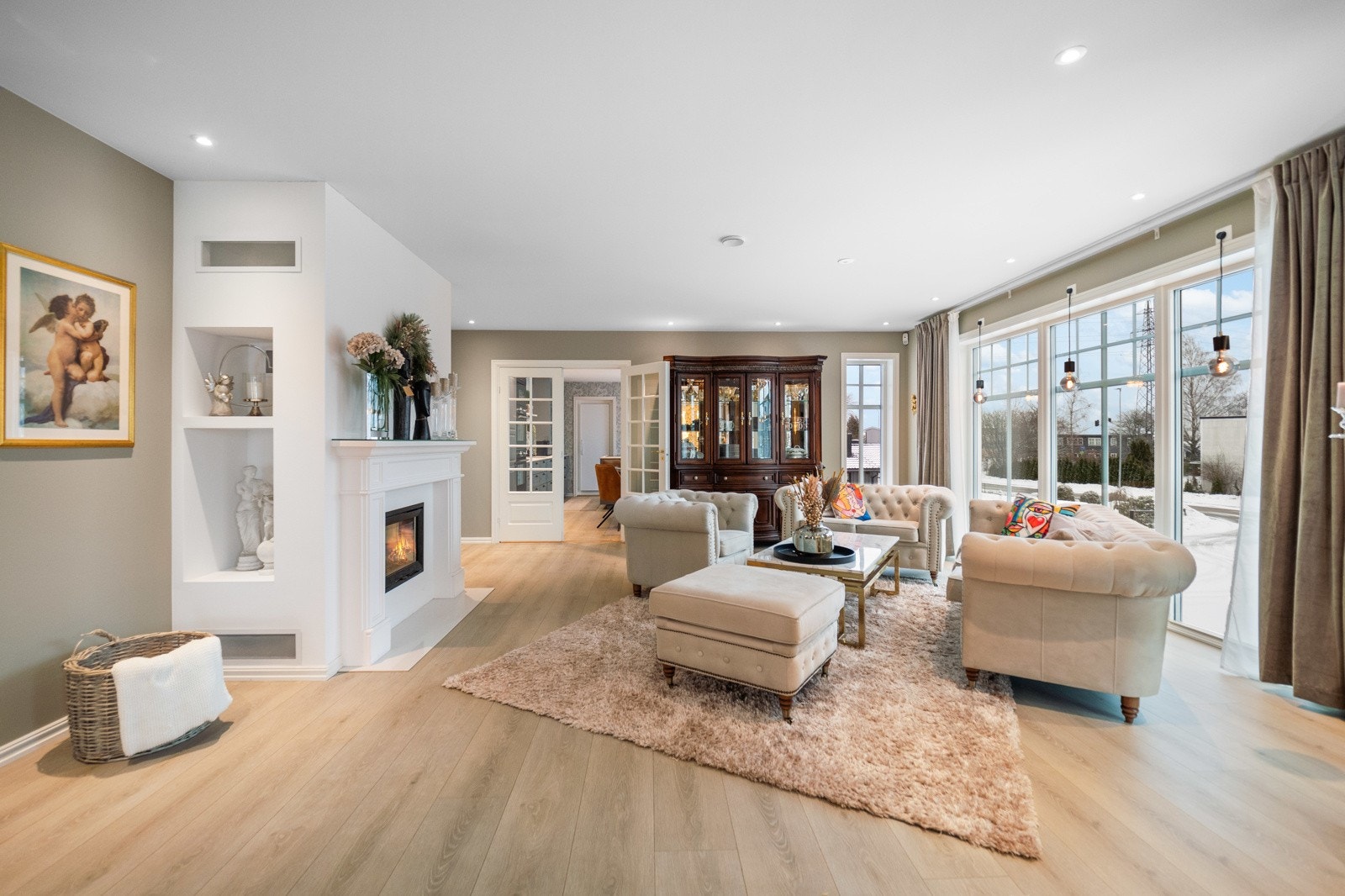 Ved siden av peisen er det plassbygd nisje til pynt eller ved. Galleribilde