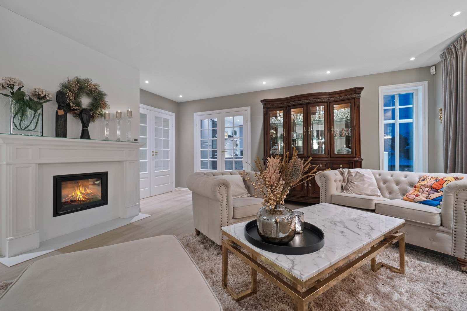 Stuen smykkes av en engelsk peis med stort flammebilde, et lunt blikkfang som gir stuen det lille ekstra. Galleribilde