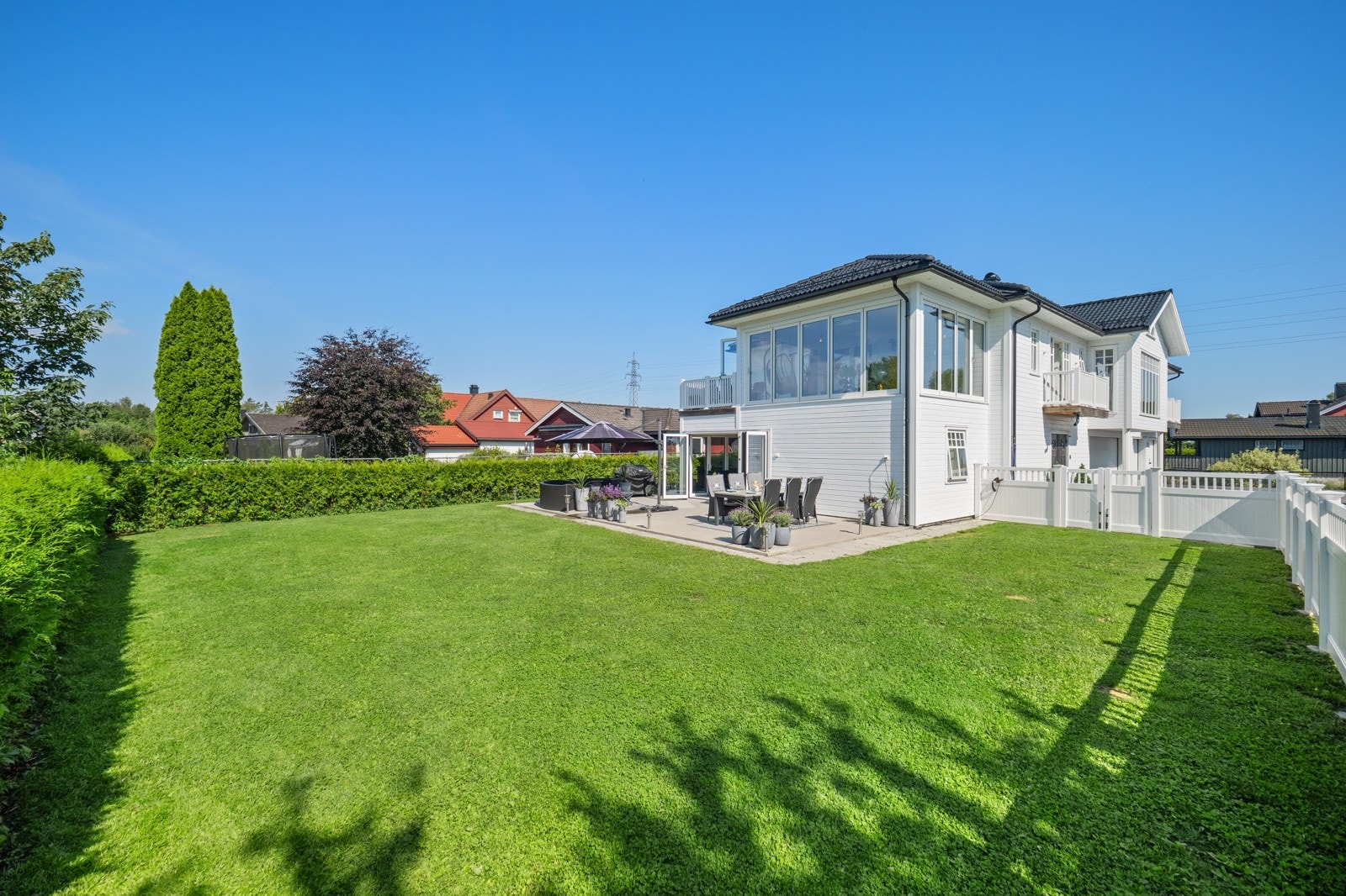 Hagen har god boltreplass på plen og en stor markterrasse med gode solforhold. Galleribilde