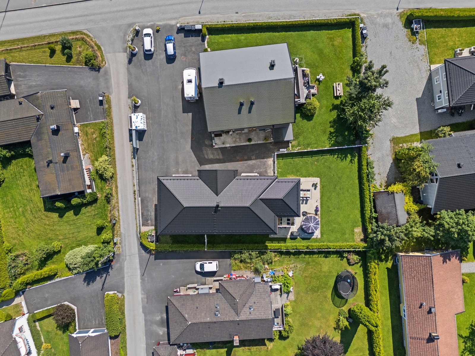 Tomten ligger i et barnevennlig boligområde nær skog og mark, og kun 500 meter fra barneskolen. Galleribilde