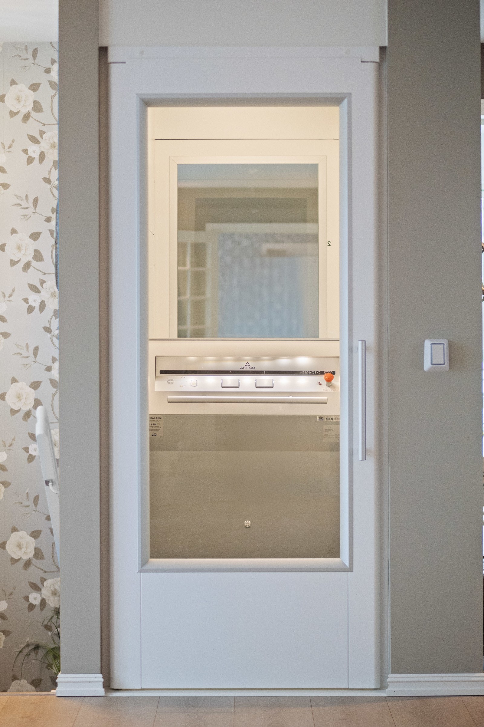 Heisen går fra hallen i første etasje og direkte til stuen i andre etasje. Galleribilde