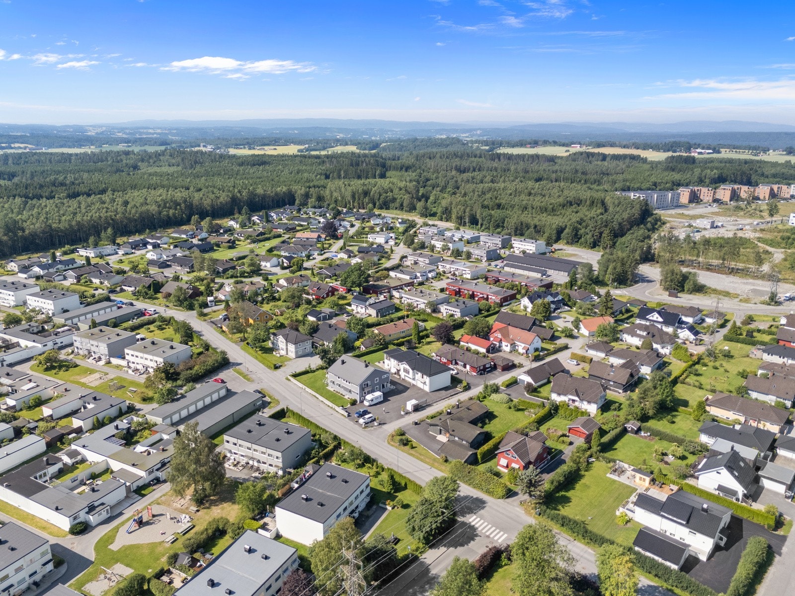 Området er både barnevennlig og sentralt, ca. 10 min kjøring fra fine badeplasser. Galleribilde