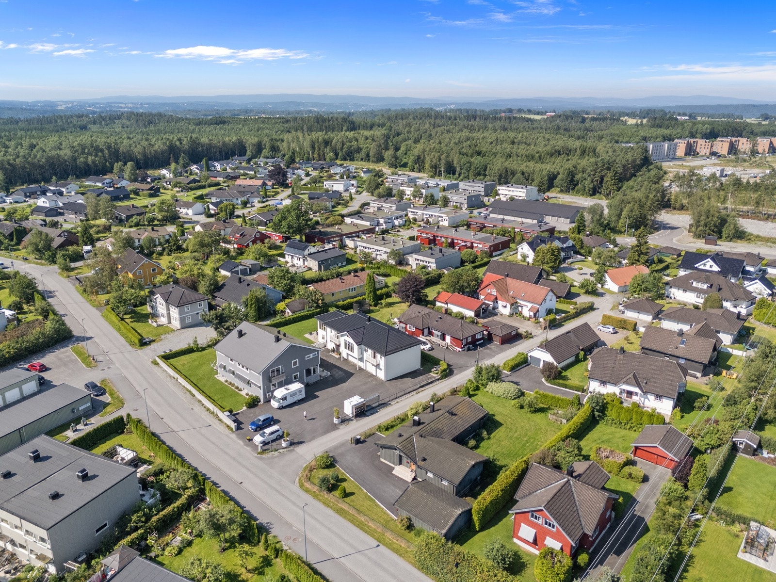 Eiendommen ligger ca. 1,7 km fra Ski stasjon, der toget bruker kun 11 min til Oslo. Galleribilde