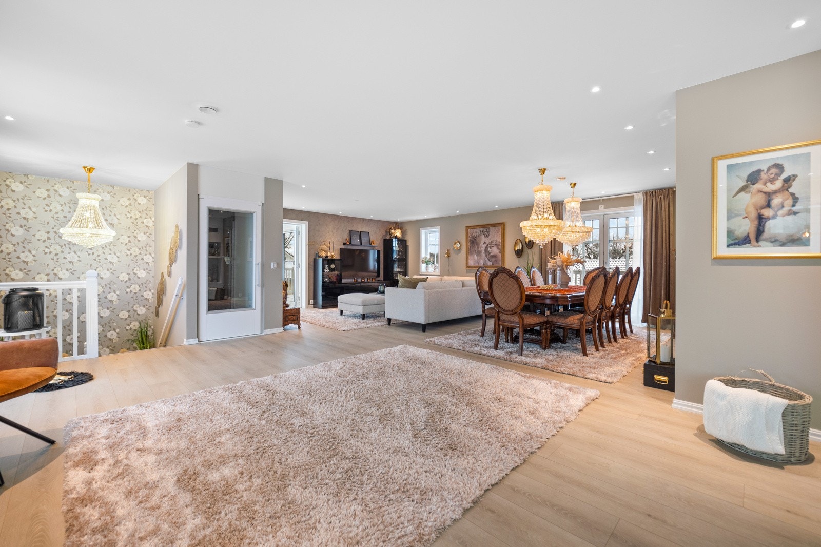 Den flotte stuen lar seg enkelt møblere med kosekrok, sofagruppe og spisestuemøbler med mer. Galleribilde