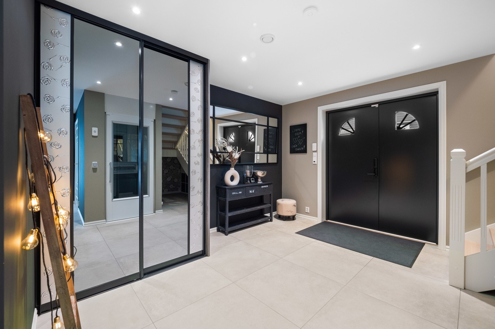 Hallen er innredet med skyvedørsgarderobe og har et kott i bakkant av heisen. Galleribilde