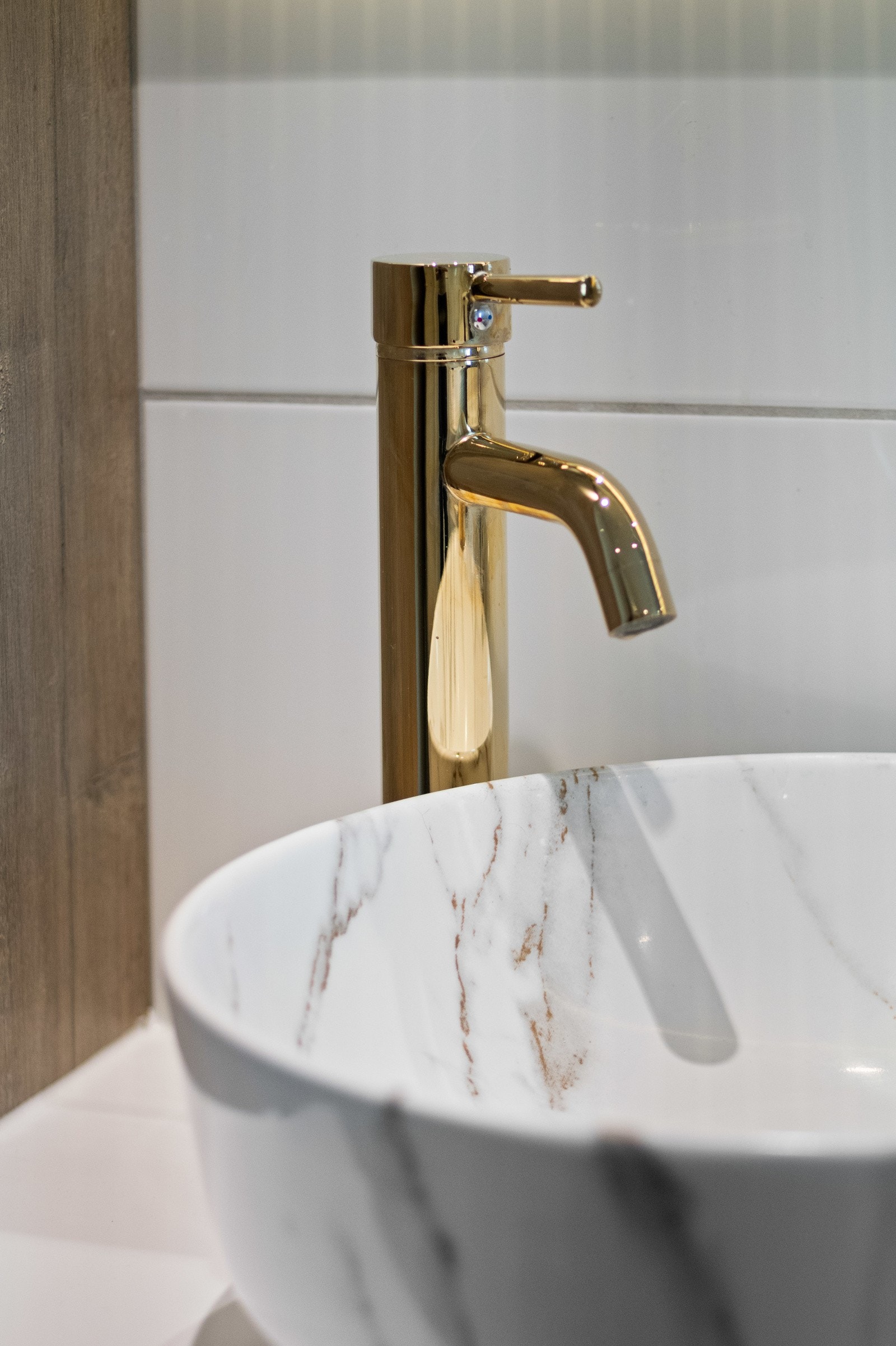 Begge bad har armaturer i messing og bolleservanter i marmorert stein som gir et luksuriøst inntrykk. Galleribilde