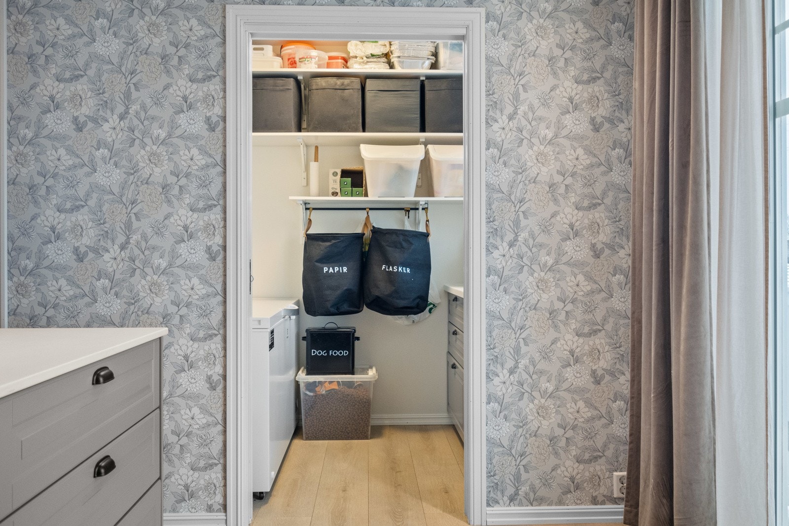 Fra kjøkkenet er det adkomst til en bod med hyller, benkeskap og plass til fryser. Galleribilde