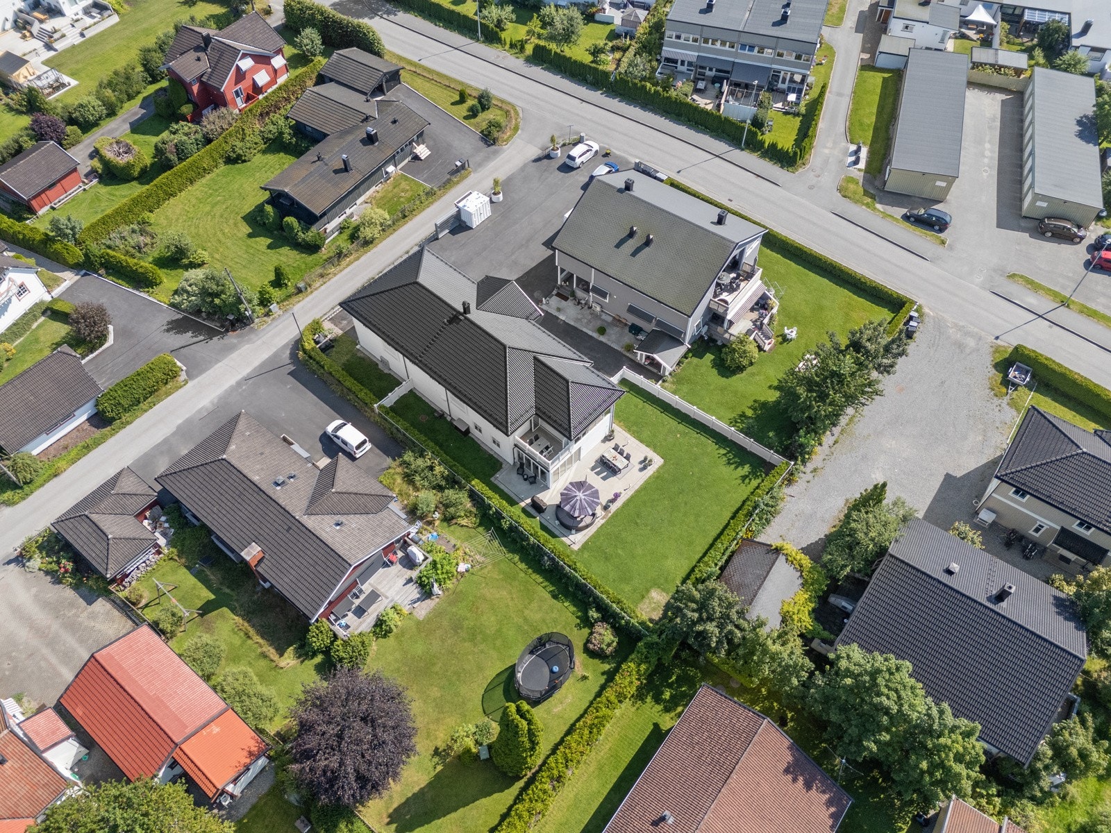 Det er flere barnehager og lekeplasser i nærområdet, og ca. 110 meter til bussholdeplass. Galleribilde