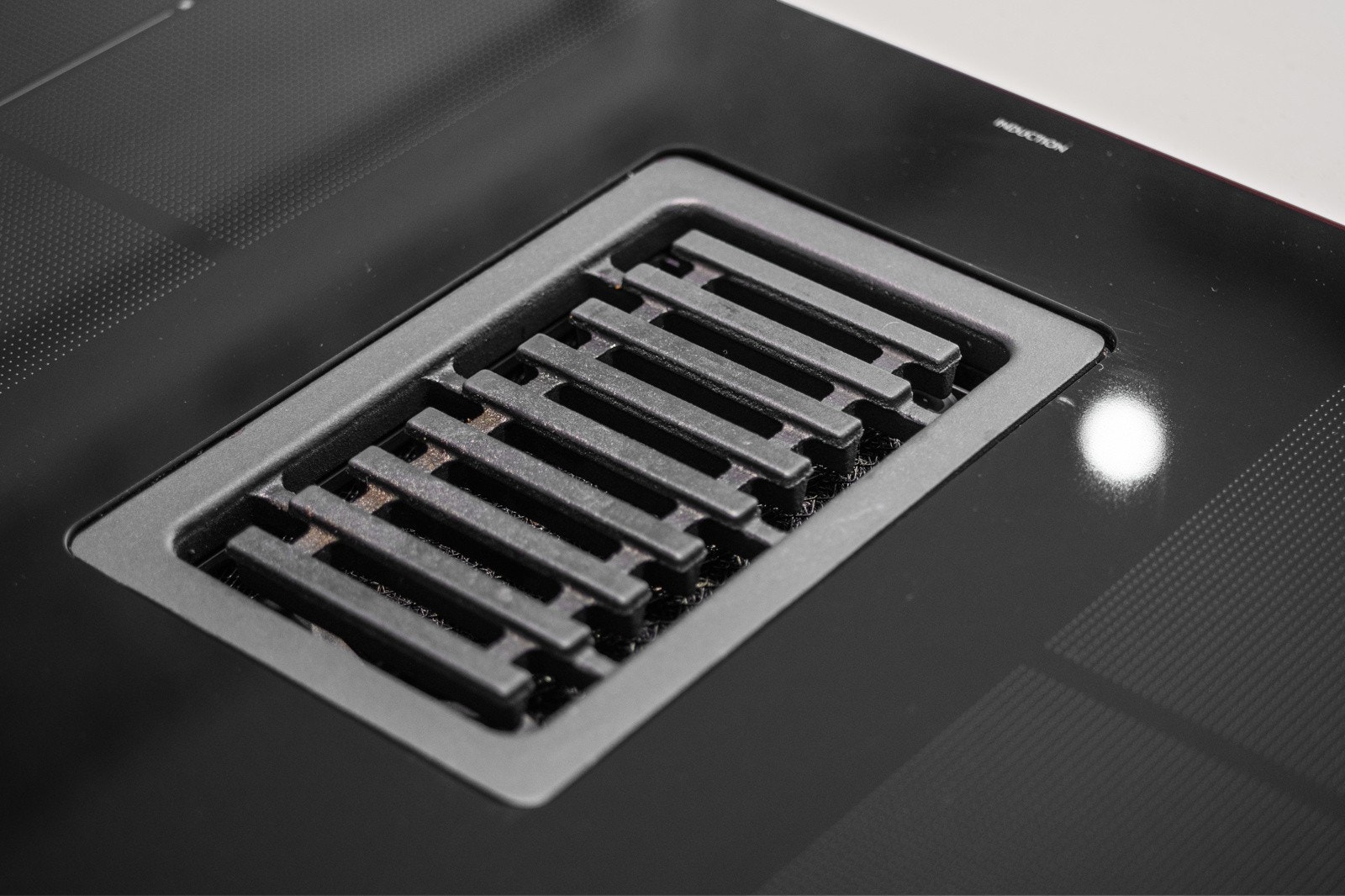 Induksjonstoppen har integrert ventilator. Boligen har også balansert ventilasjonsanlegg med varmegjenvinner. Galleribilde