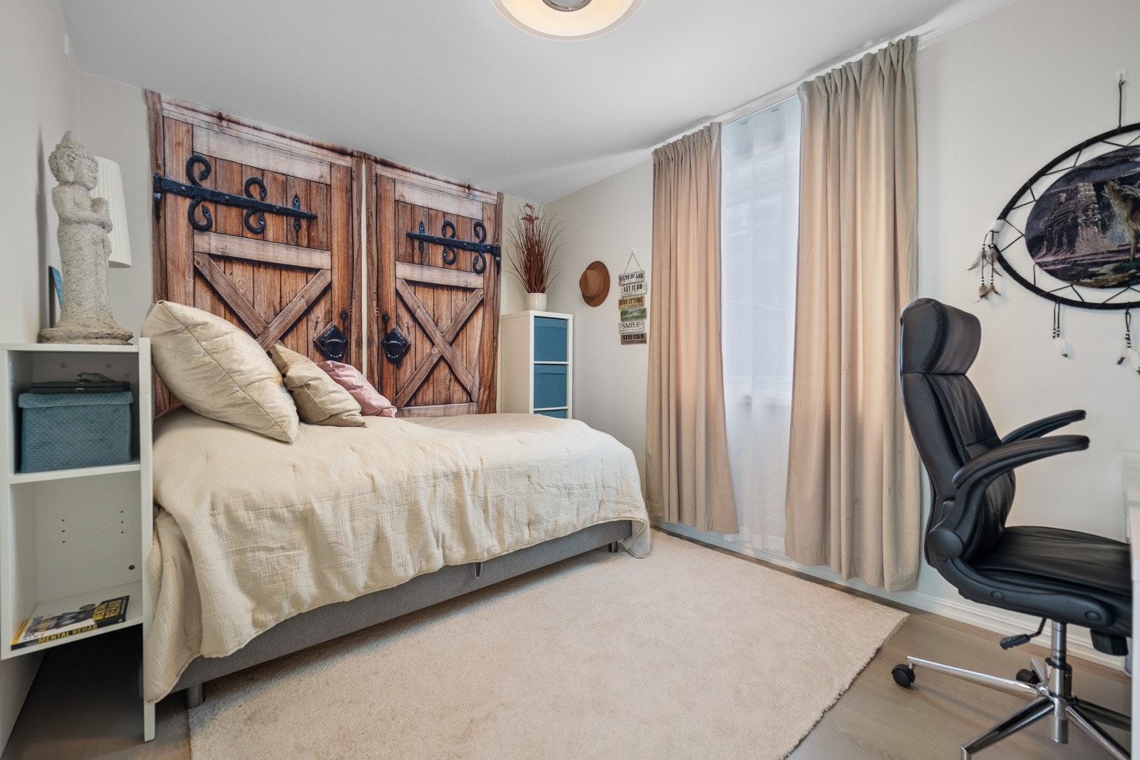 Med tre soverom i første etasje og ett mastersoverom i andre etasje, er det god plass til hele familien. Galleribilde