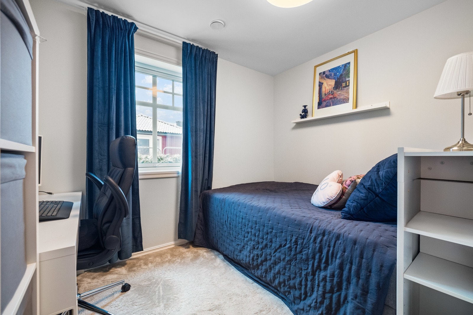 Boligen har fire gode soverom, hvorav tre i første etasje og et mastersoverom i andre etasje. Galleribilde