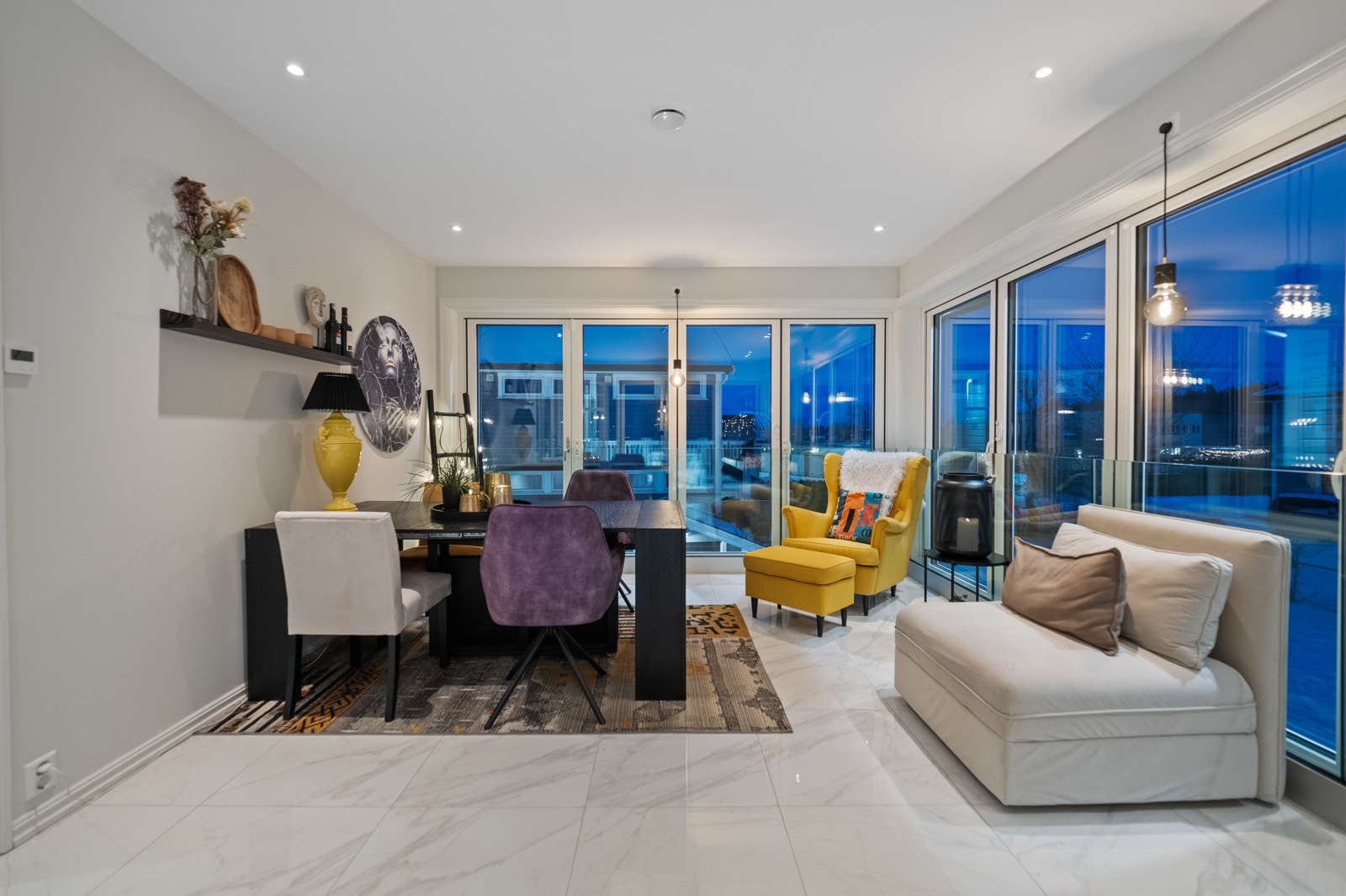 Vinterhagen har et romslig areal med flislagt gulv og panoramavinduer på tre sider. Galleribilde