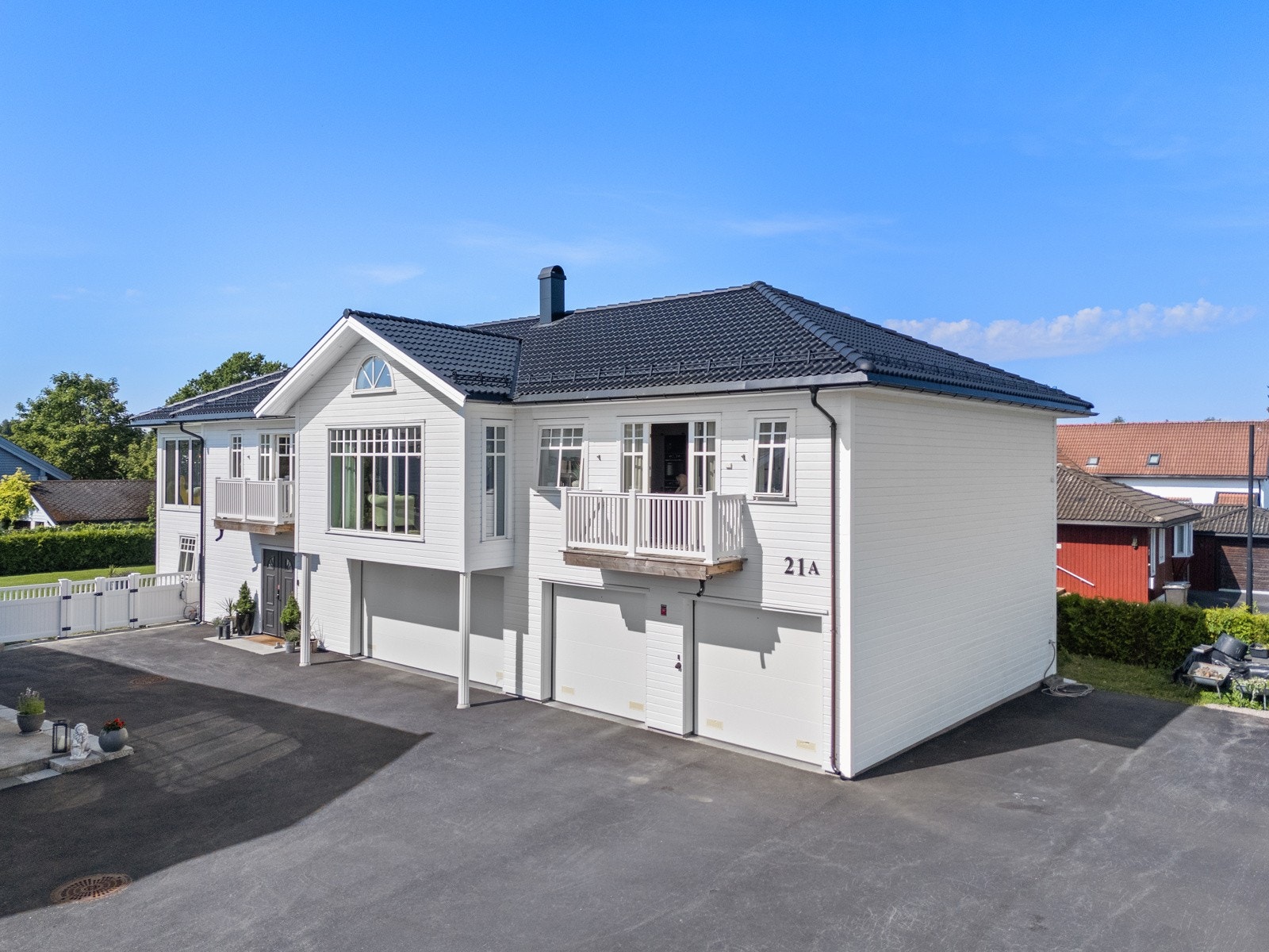 Boligen har integrert dobbelgarasje med elbillader. De to garasjene lengst mot nord tilhører seksjon 1 og 2 i sameiet. Galleribilde