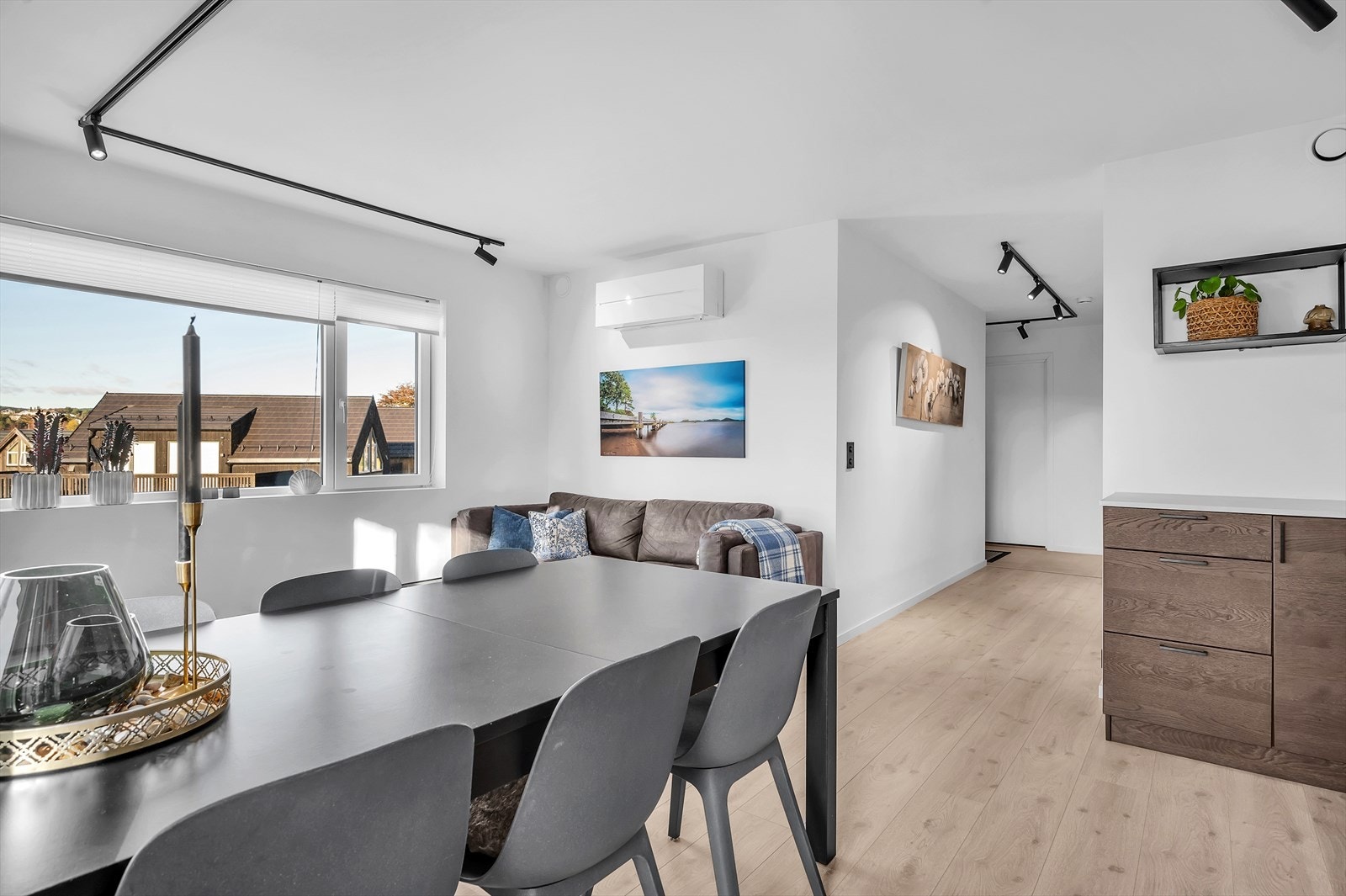 Moderne overflater med listefrie overganger, lekkert gulv og fine detaljer Galleribilde