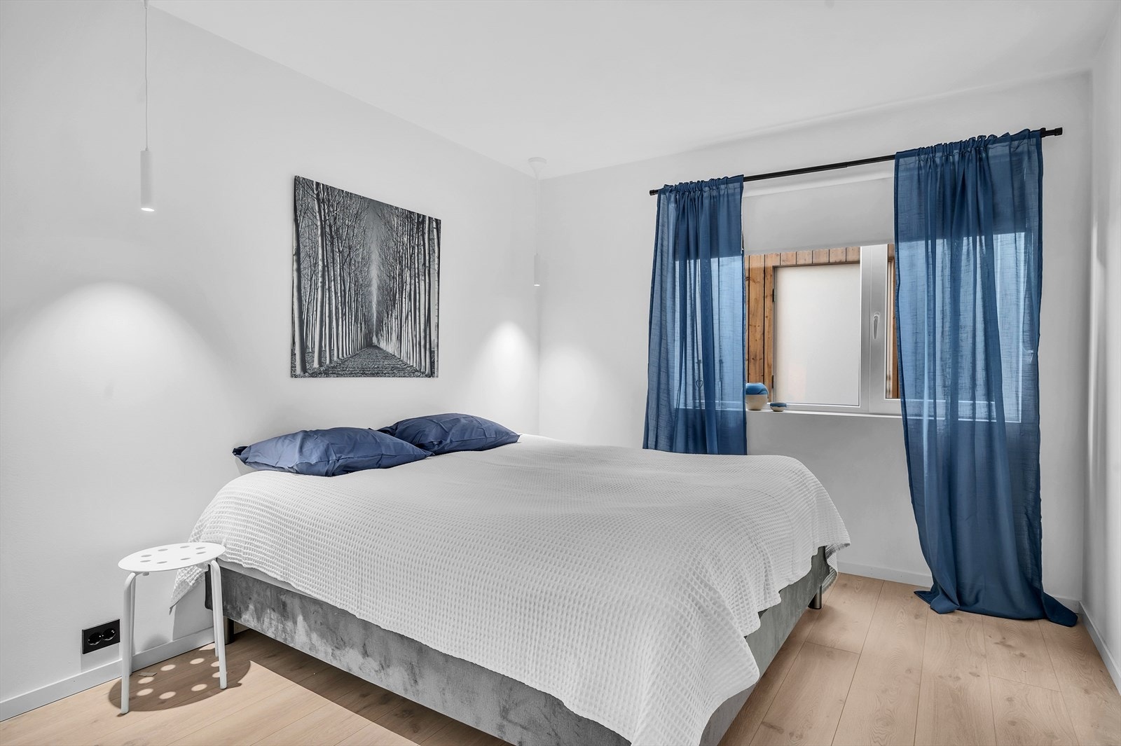 Årossanden 5B har totalt tre soverom, her fra hovedsoverommet Galleribilde