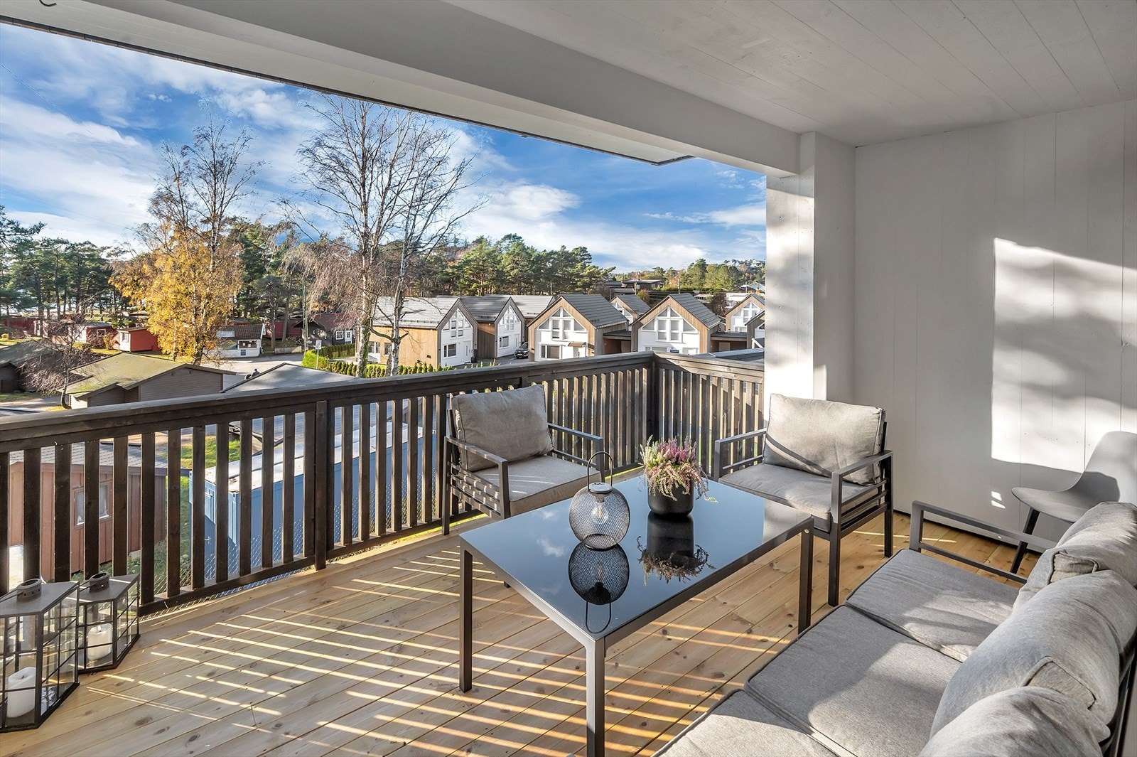 Hyggelig balkong med plass for utegruppe og grill Galleribilde
