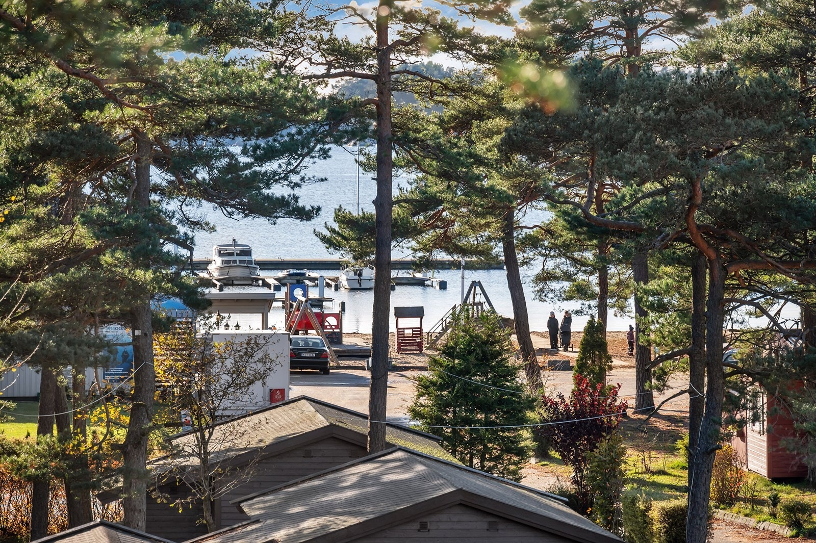 Fra balkongen skimtes sandstrand og sjøen Galleribilde