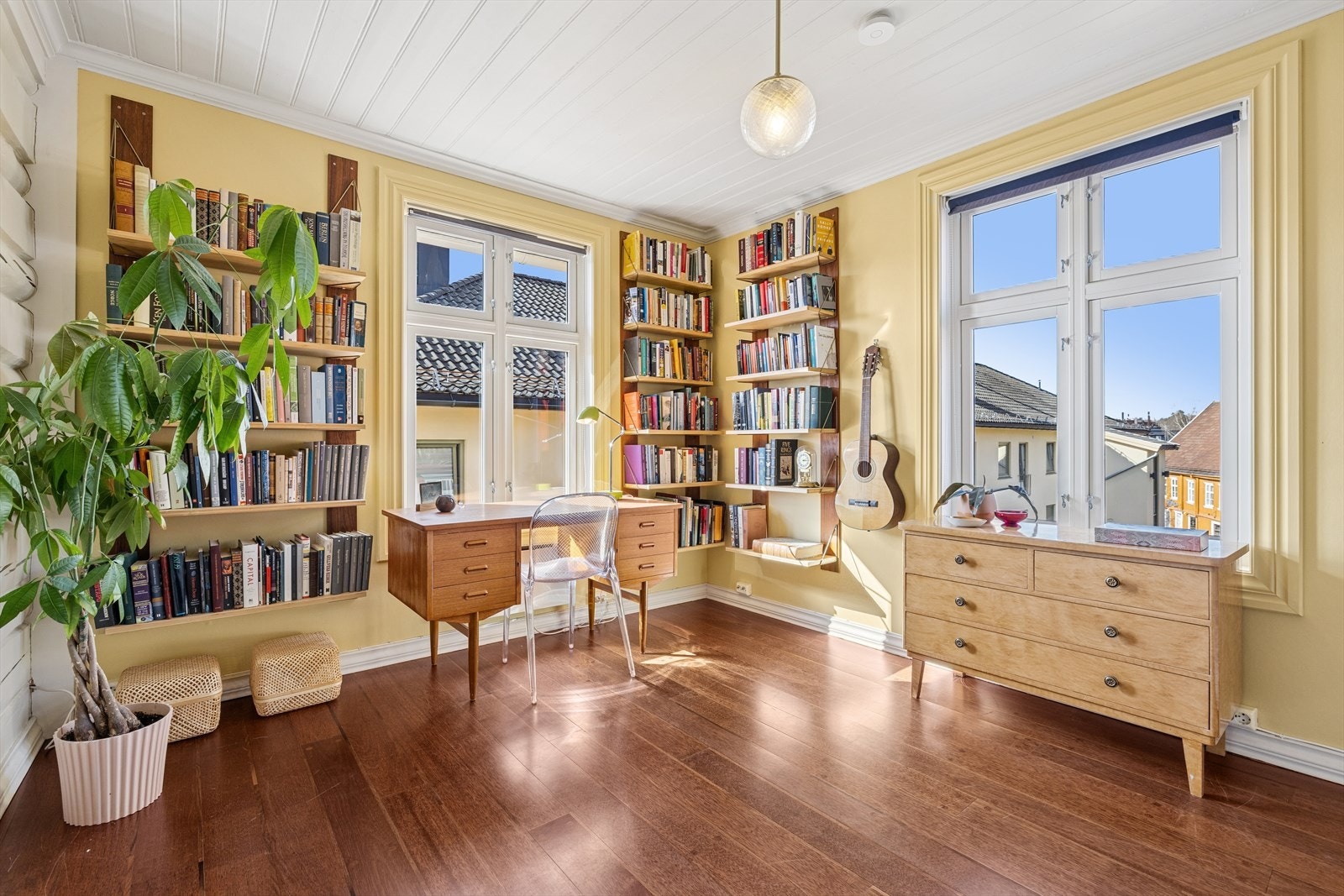 Boligen byr på 3 gode soverom. Et av rommene er i dag innredet som et kombinert kontor/soverom. Galleribilde