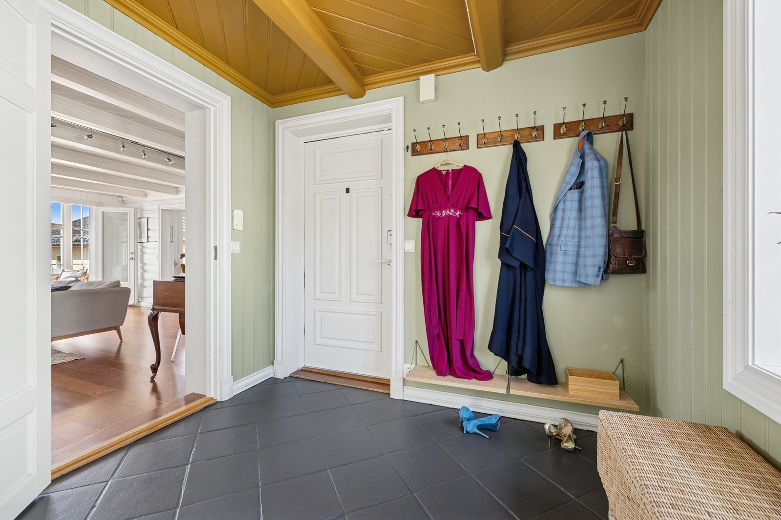 God plass til å henge fra seg yttertøy og sette fra seg skoene. Galleribilde