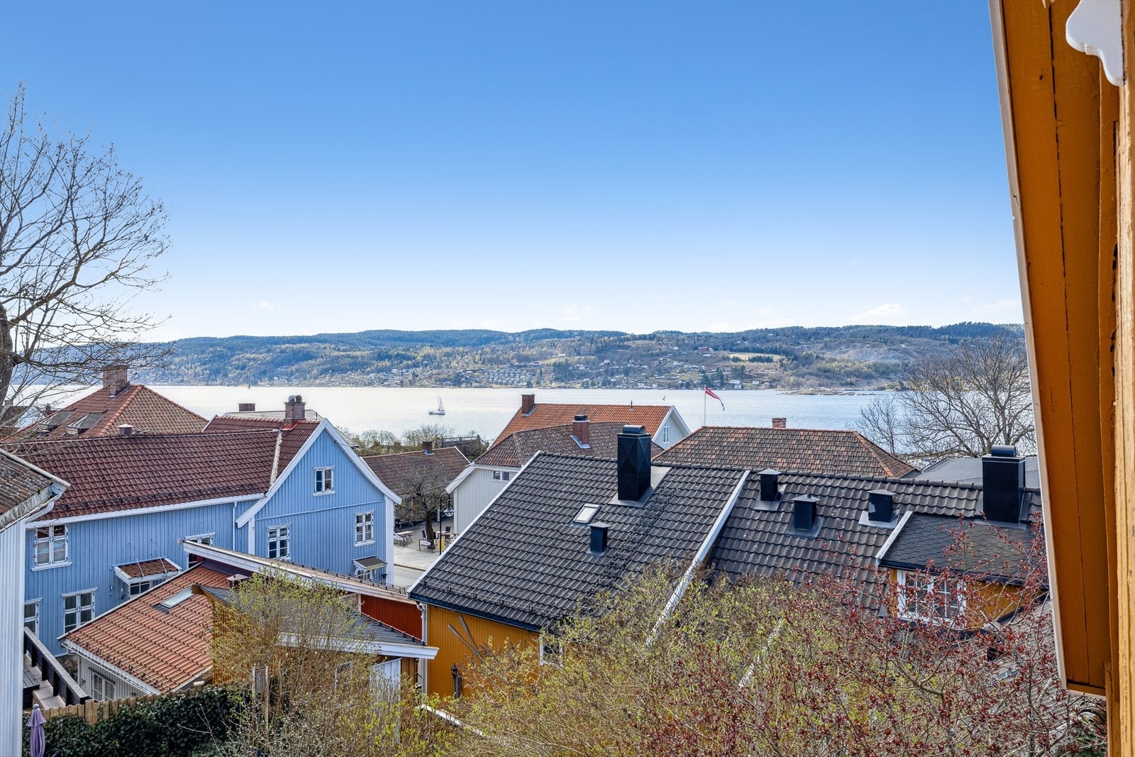 Eiendommen ligger i hjertet av Drøbak, til blindvei, og du finner alt det sentrum har å by på rett utenfor døren. Galleribilde