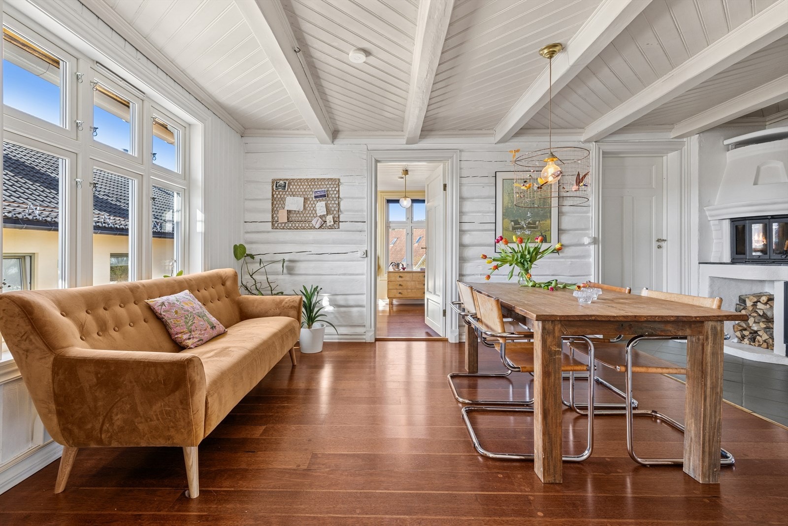 Ved siden av stuen ligger spisestuen med god plass til et stort spisebord. Galleribilde