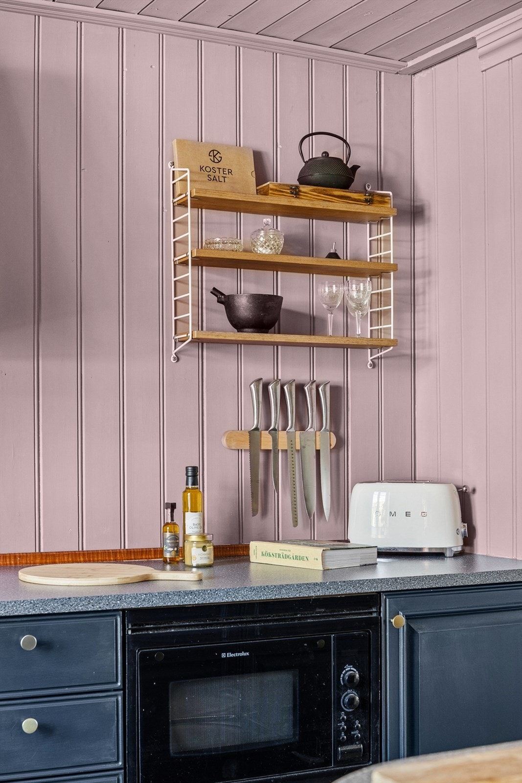 Boligens kjøkken er godt utstyrt med oppbevarings- og benkeplass. Galleribilde