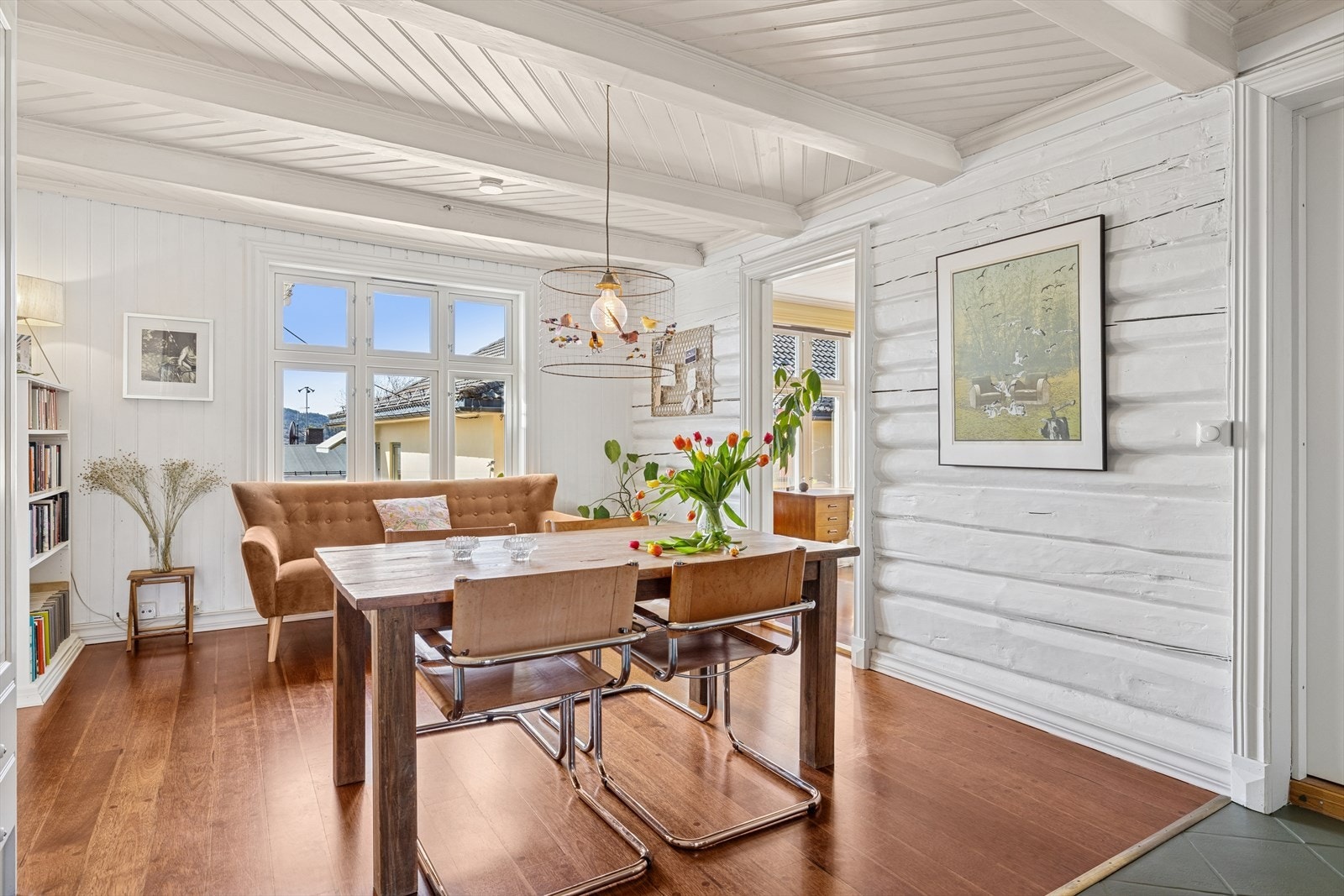 Spisestuen ligger praktisk plassert ved kjøkkenet. Galleribilde