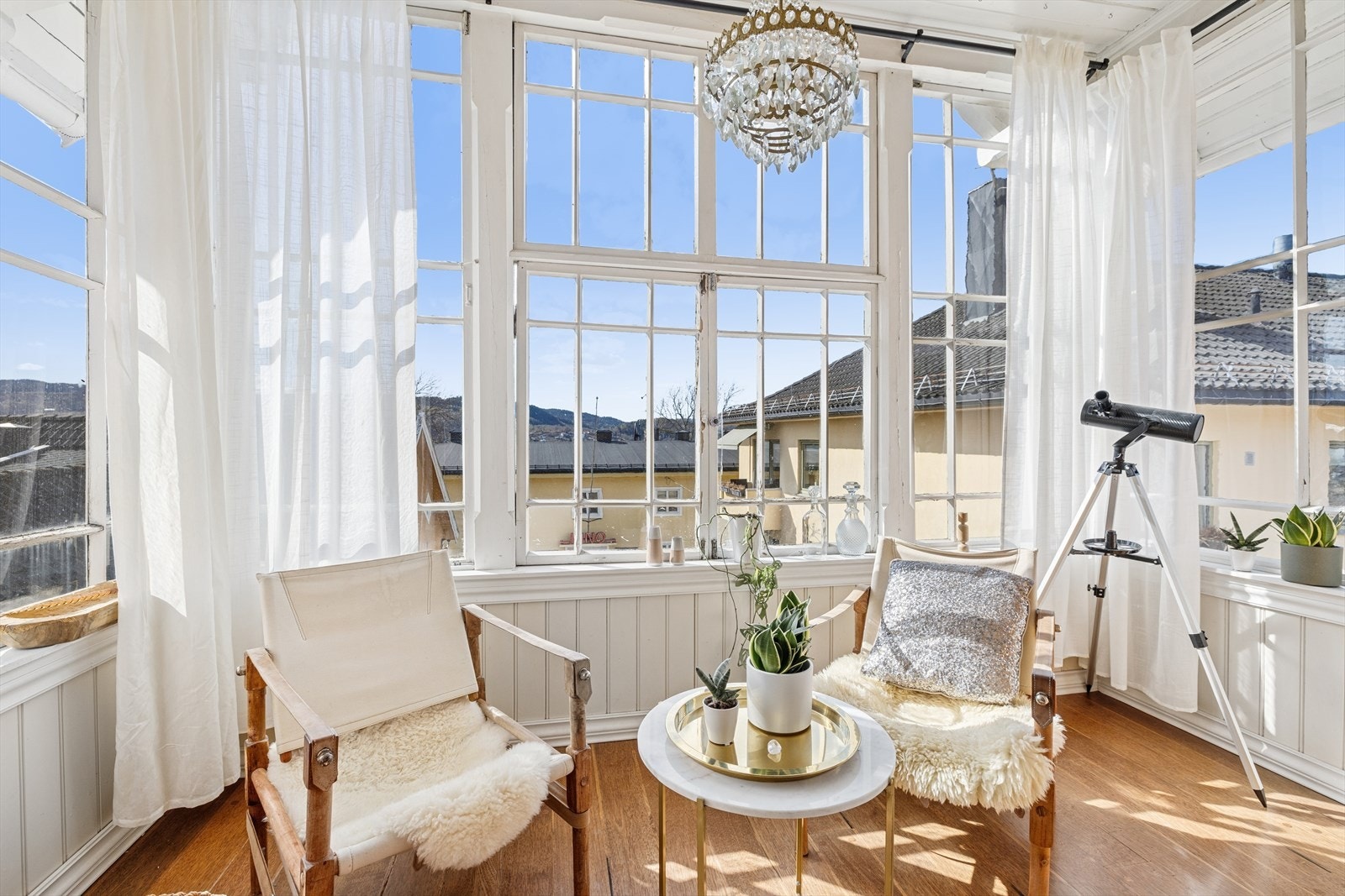 Boligen er preget av lyse og delikate farger samt store vindusflater, som til sammen sørger for en hyggelig atmosfære i rommet. Galleribilde