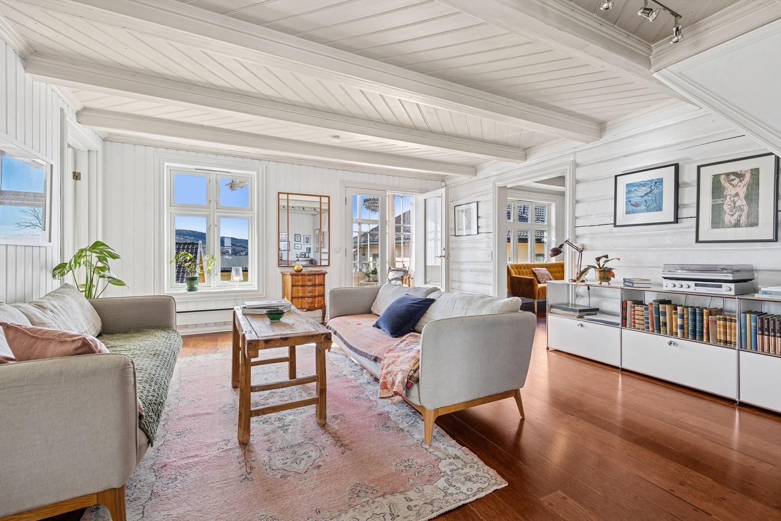 En sjarmerende, gjennomgående og lys bolig med ett erværdig uttrykk. Galleribilde