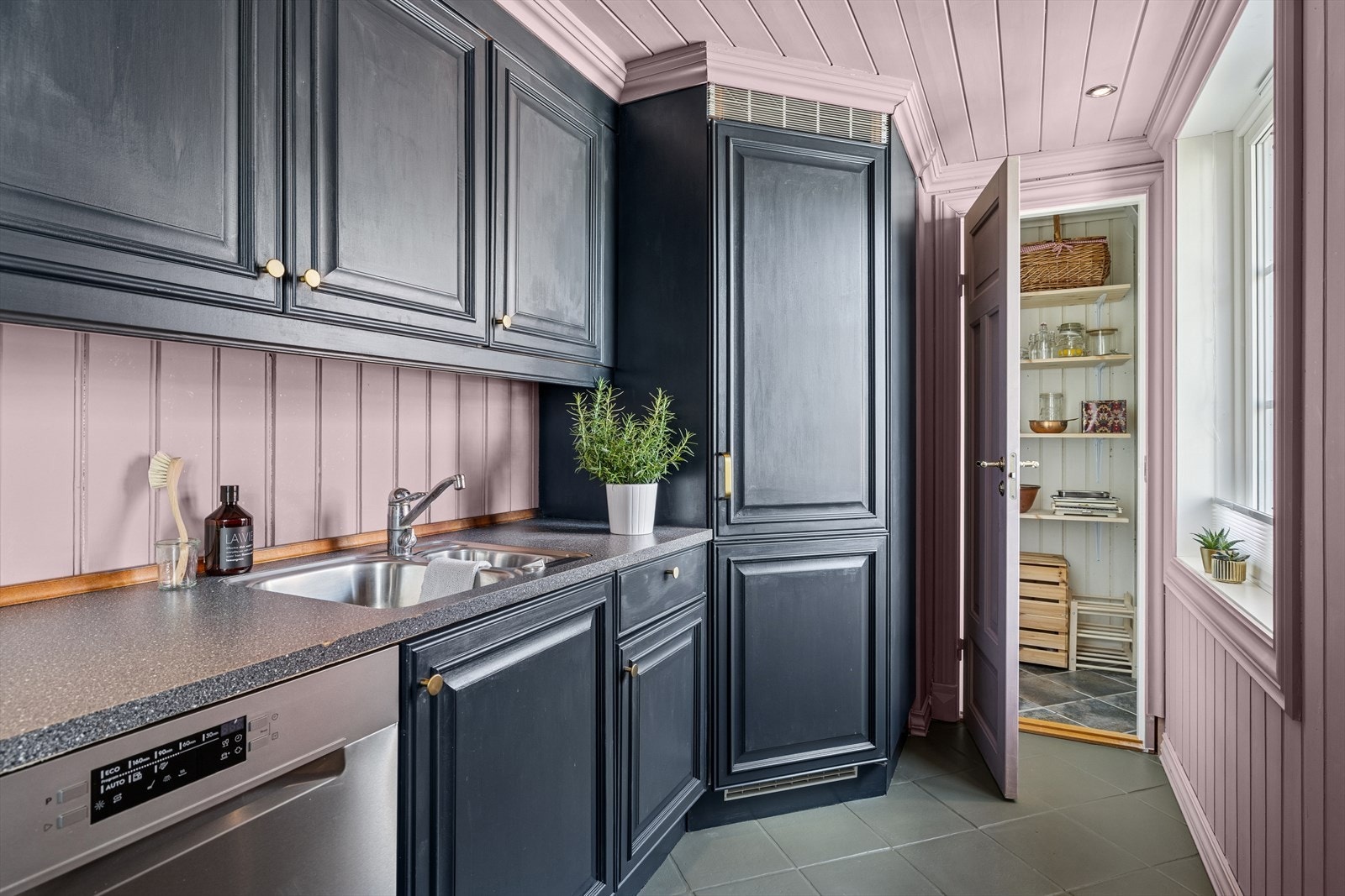 Vedrørende medfølgende hvitevarer - se pkt. løsøre og tilbehør i salgsoppgaven. Galleribilde