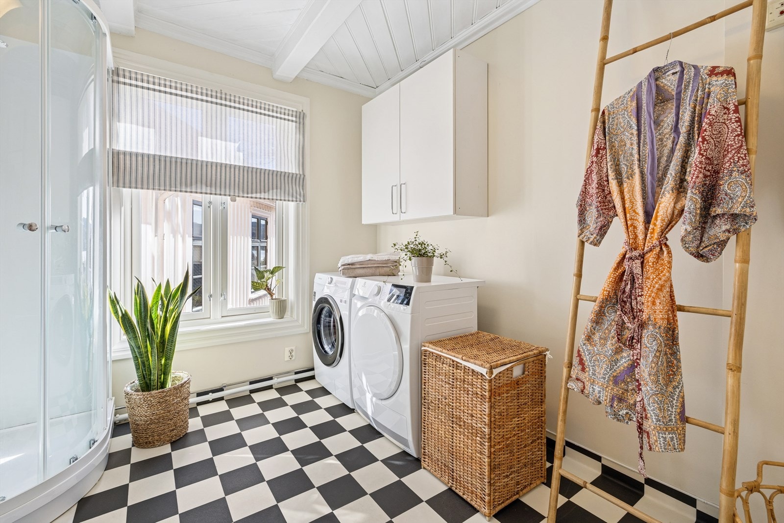 Et delikat, kombinert bad/vaskerom som ble renovert i 2023, utført av fagfolk. I tillegg finnes et eldre bad. Galleribilde