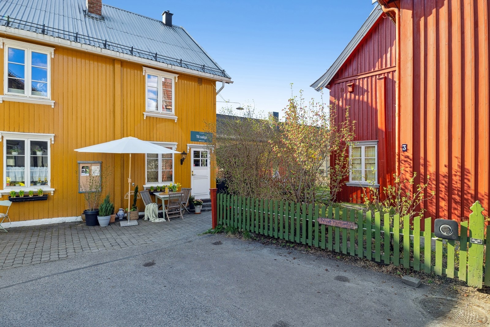 Felles eiertomt som er godt opparbeidet med plenarealer, belegningsstein, beplantninger, trær og asfalterte internveier. Galleribilde