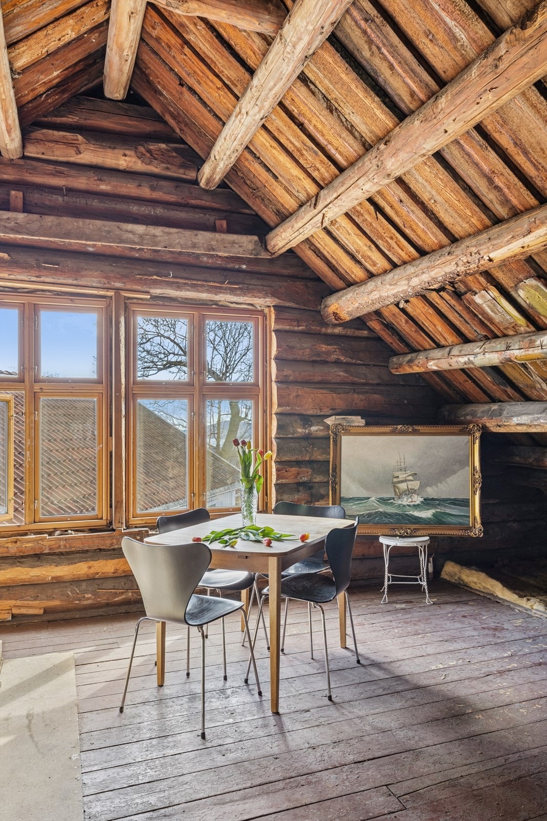 Seksjonen har også tilgang til et råloft på hele 75 kvm. Loftet er gjennomgående med vindu mot syd og nord. Det er lagt opp for avløp og strøm. Galleribilde