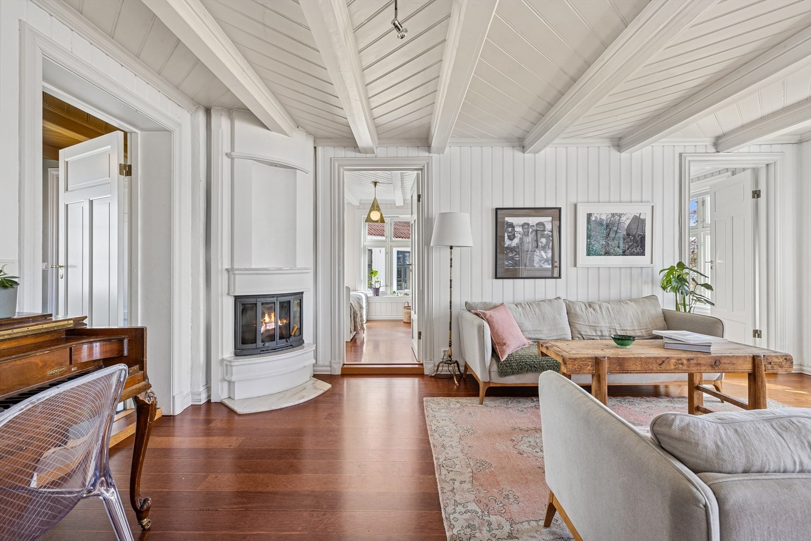 To ildsteder - et på kjøkkenet og et i stuen. Røykrøret på ildsted i stuen er montert for tett innpå brennbart materiale. Galleribilde