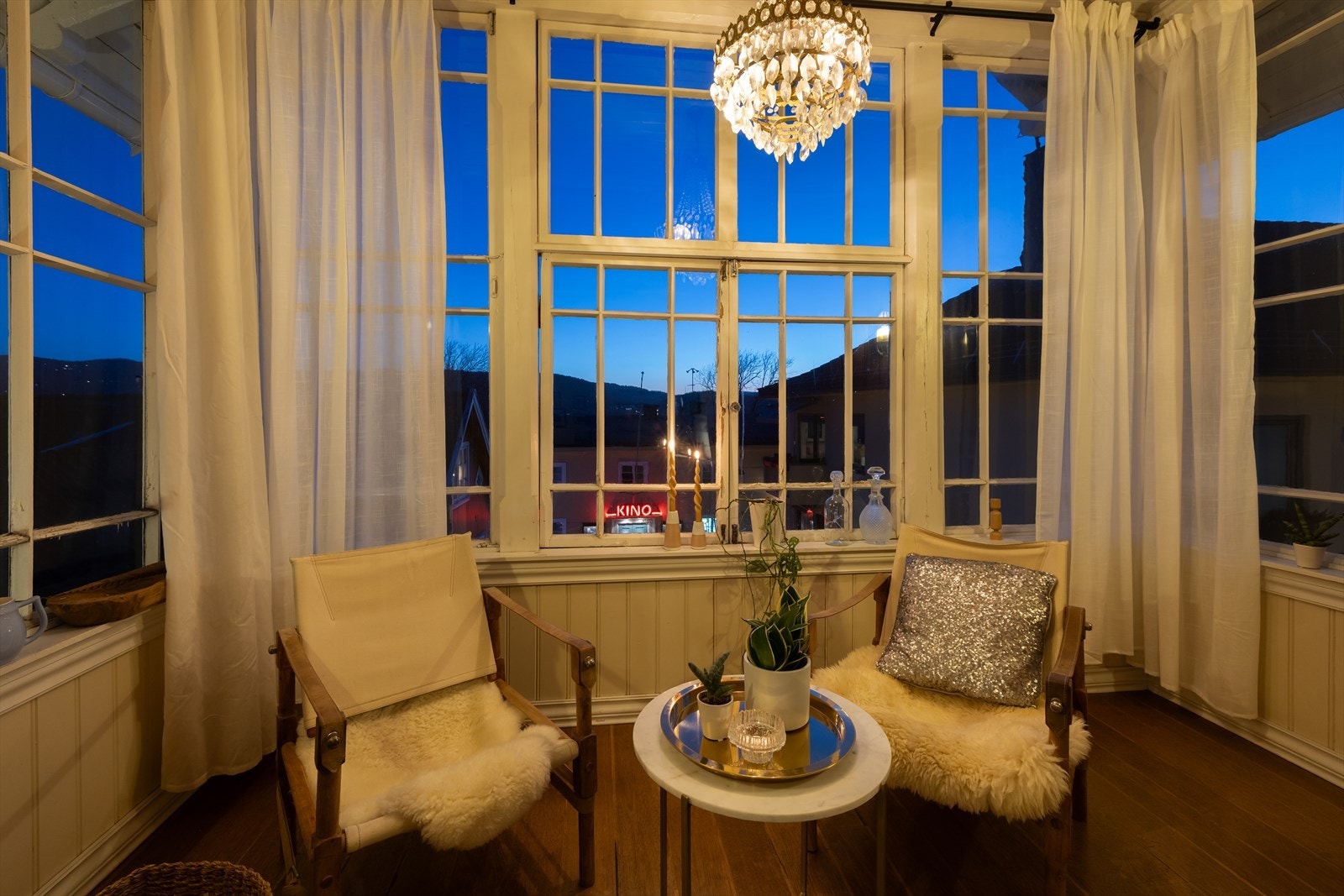 Siden 2023 har nåværende eier byttet alle vinduer i boligens i 2. etasje med sikkerhetsglass. Galleribilde