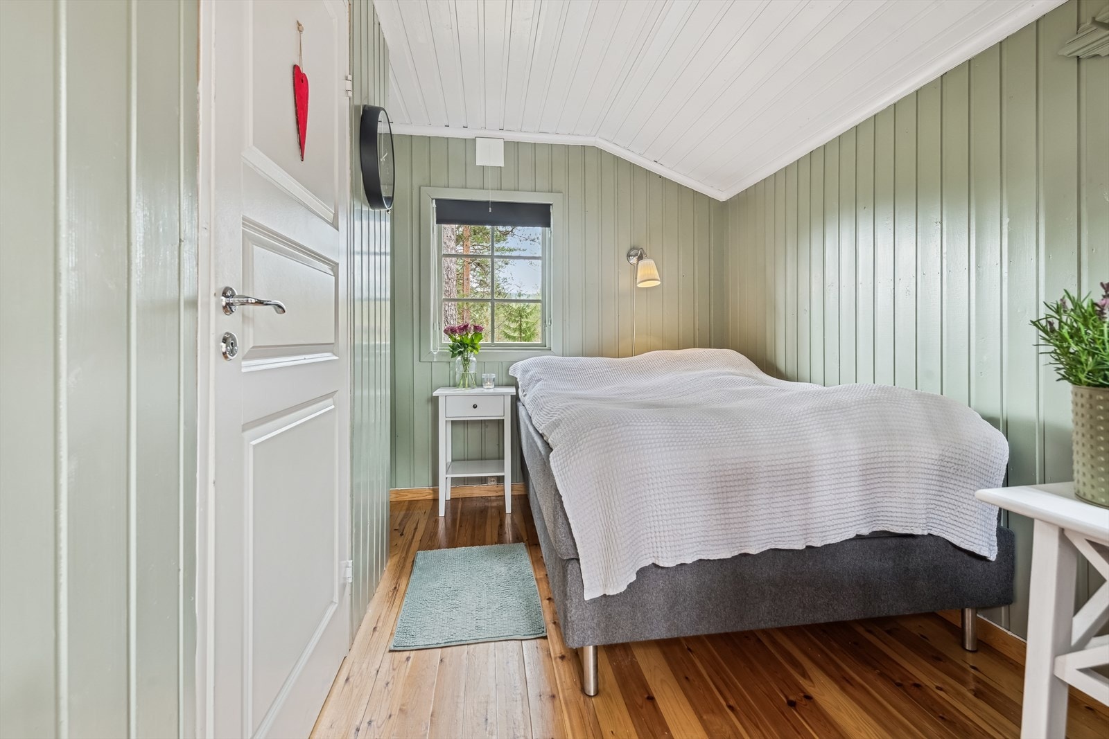 God plass til dobbelseng på soverommet i annekset. Galleribilde