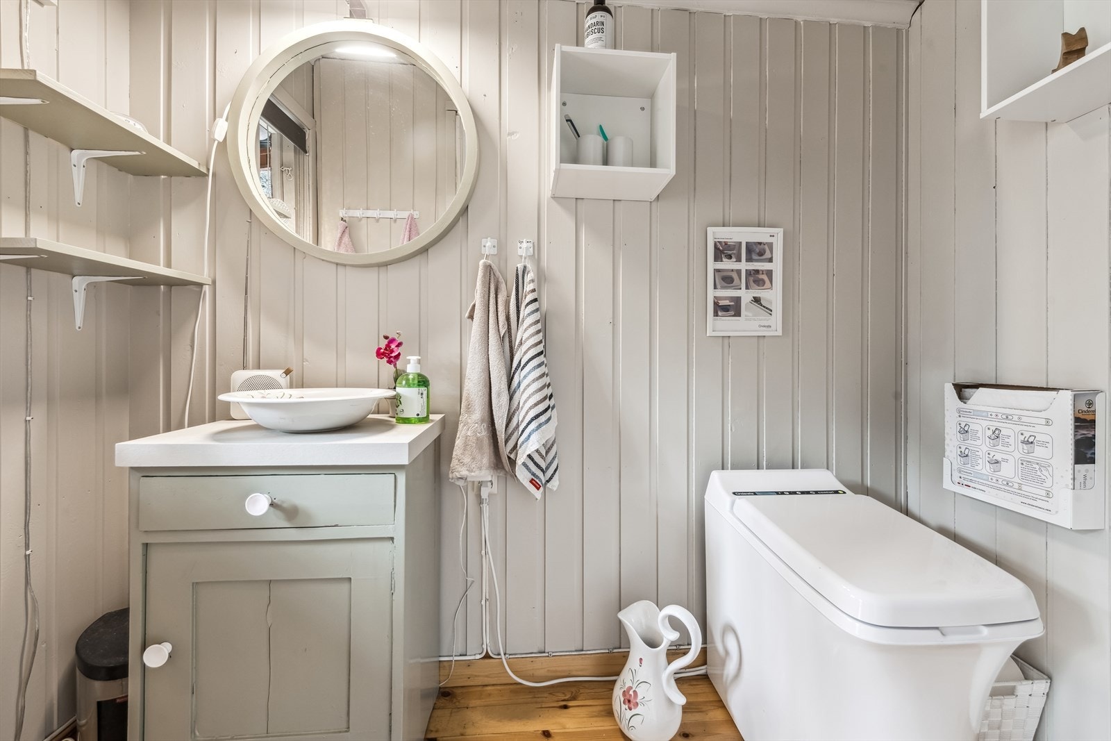 På badet er det forbrenningstoalett. Galleribilde