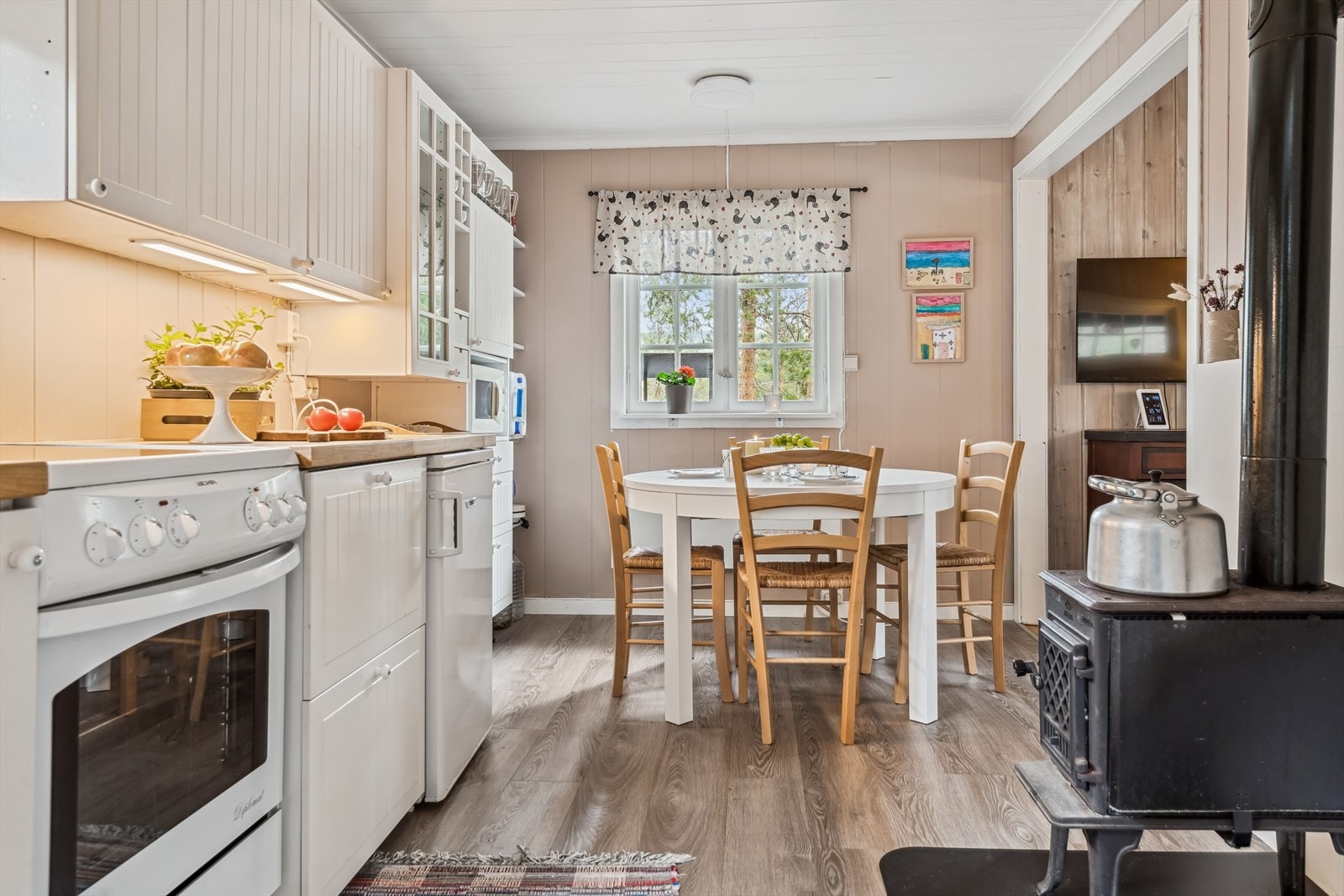 Lyst og trivelig kjøkken med spiseplass. Galleribilde