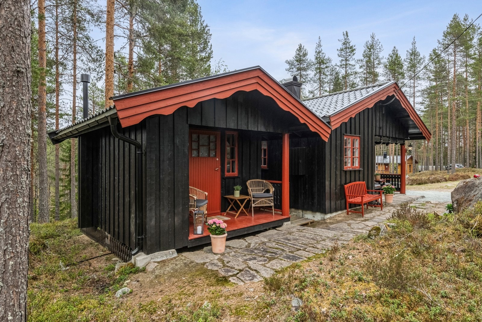 Anneks med soverom og toalettrom med brenselstoalett - innlagt strøm. Galleribilde